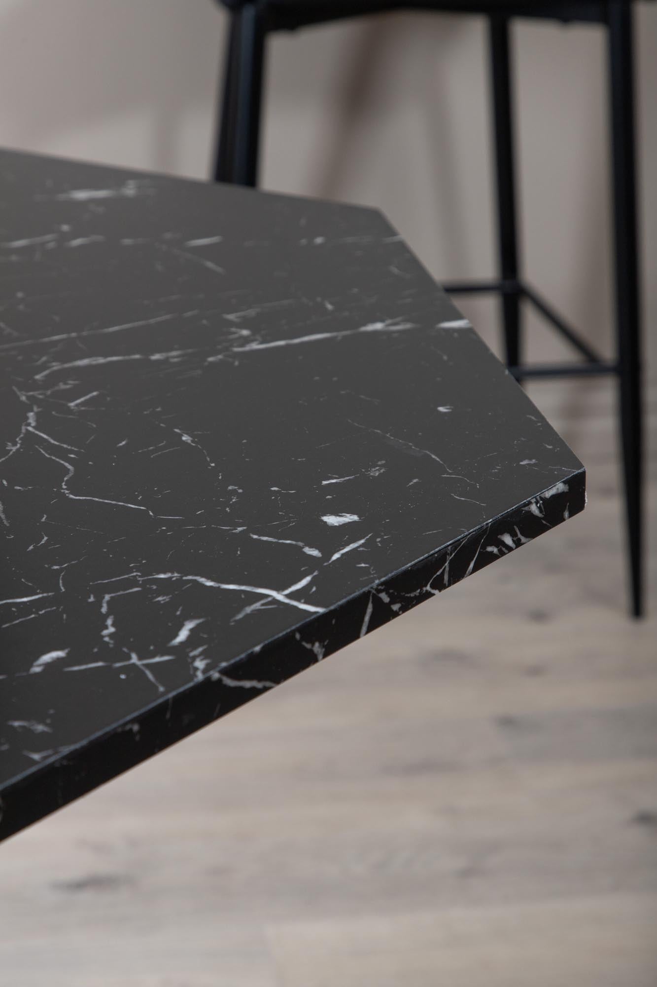 Eleganter Marbs Tisch von Venture Home: Hochwertiges Design mit Marmormuster und stabiler Konstruktion für gesellige Abende.