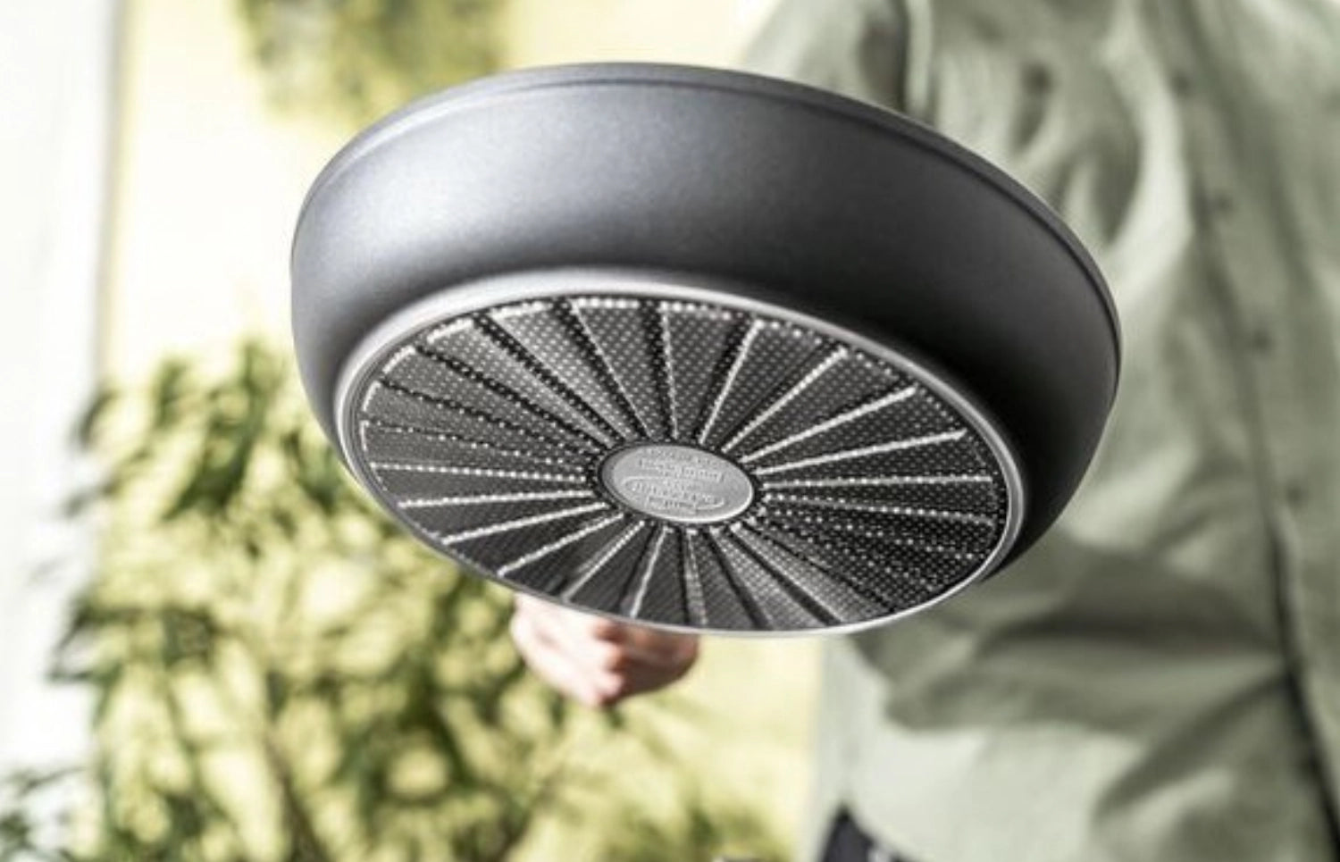 Erleben Sie die Alba Bratpfanne D24cm von Ballarini: ideal für Induktion, mit langlebiger Antihaftversiegelung und ergonomischem Design für müheloses Kochen.