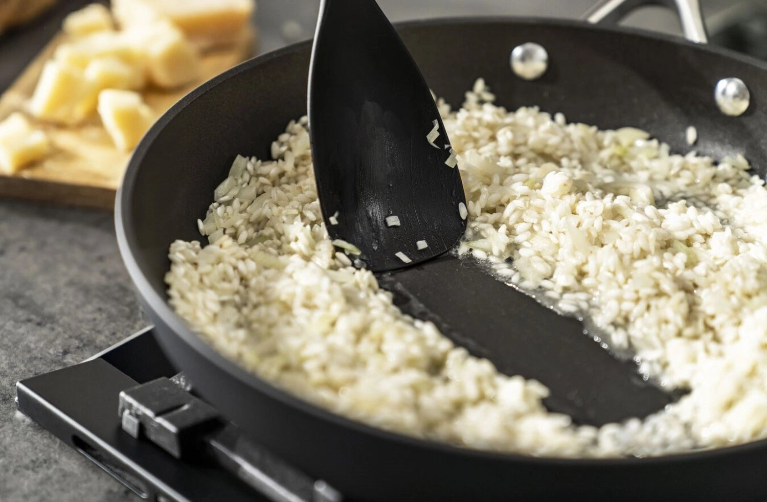 Erleben Sie die Alba Bratpfanne D24cm von Ballarini: ideal für Induktion, mit innovativer Antihaftversiegelung und ergonomischen Griffen für müheloses Kochen.