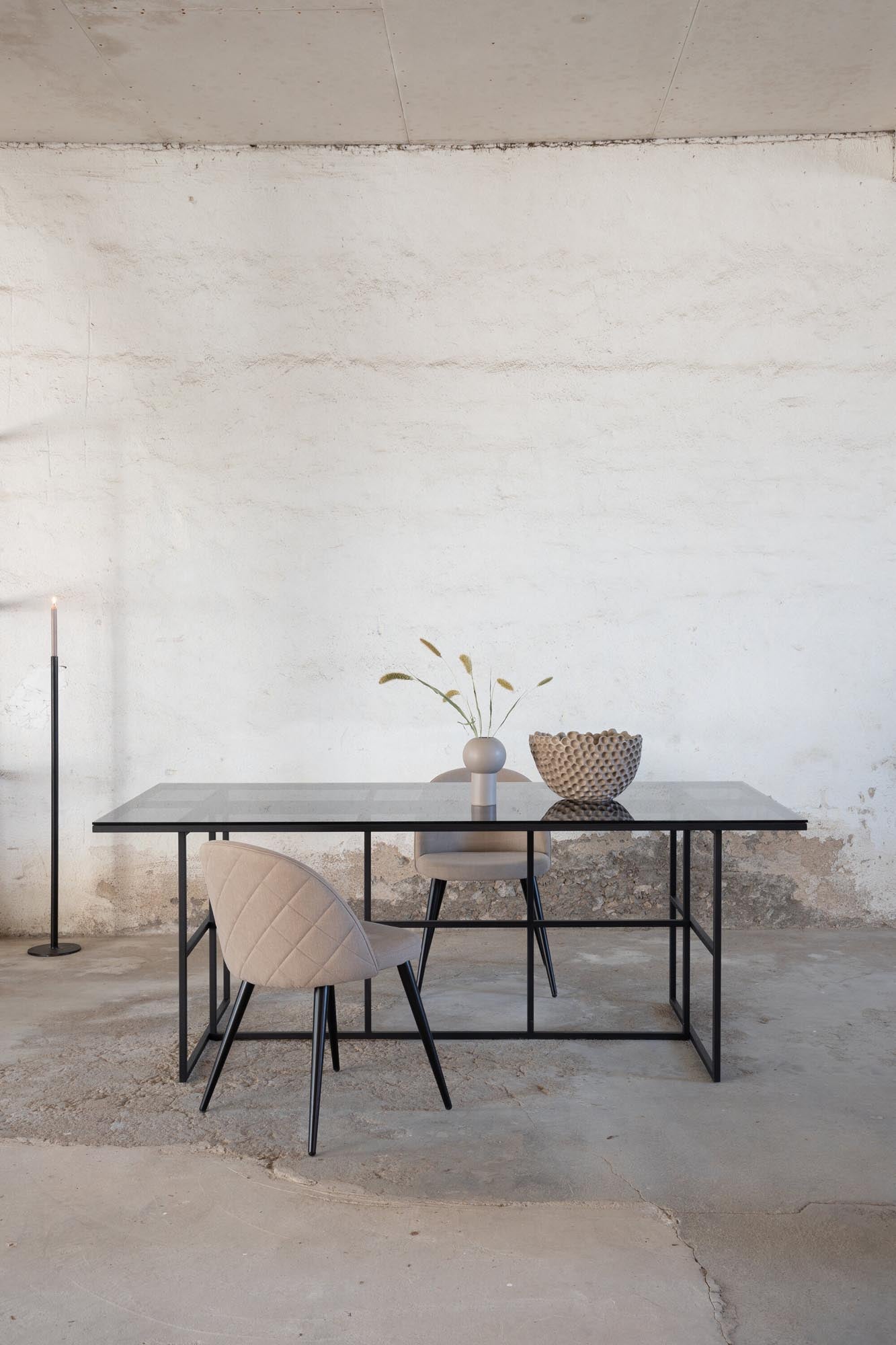 Moderner Leif Tisch von Venture Home mit elegantem Design.