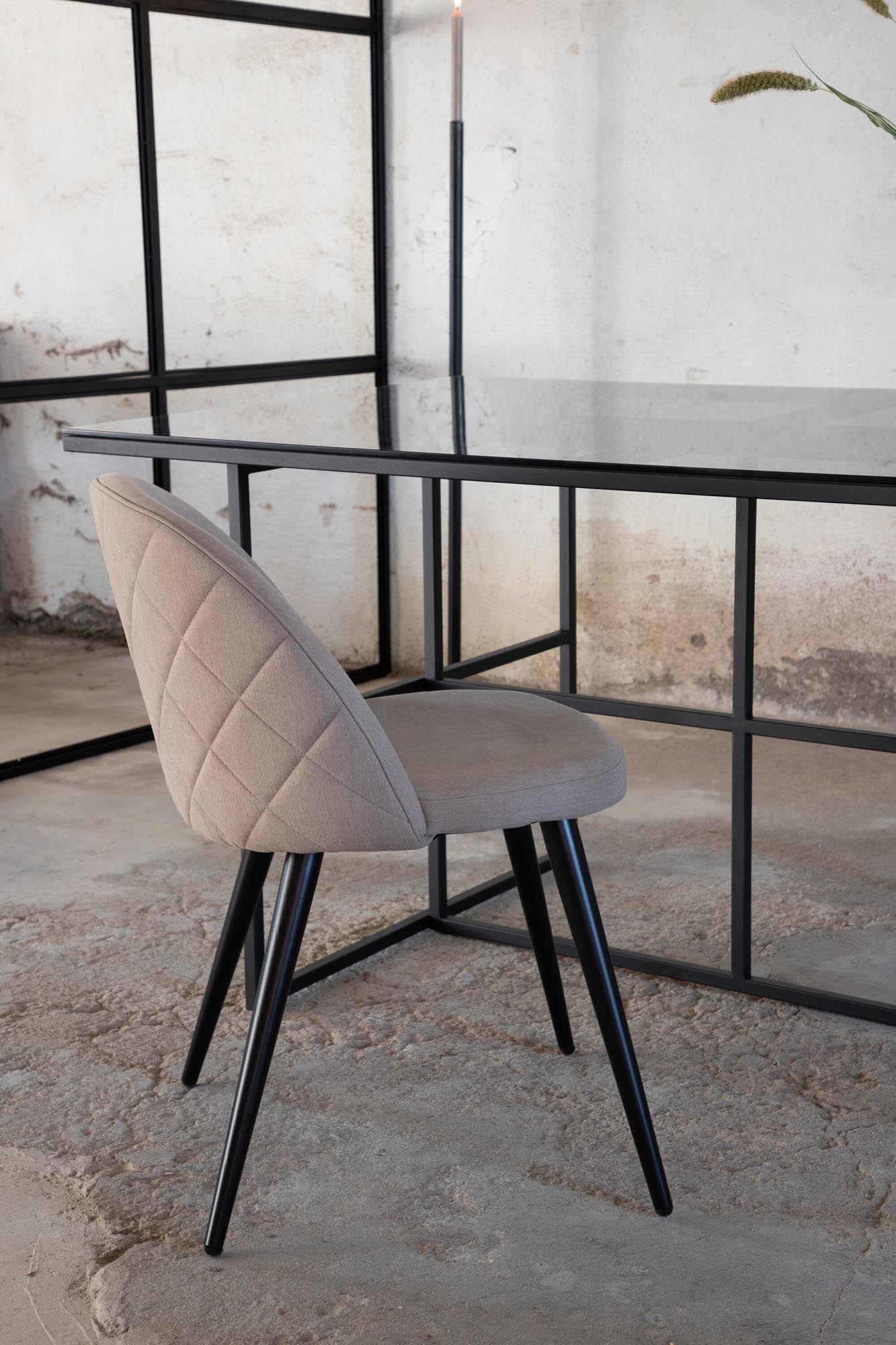 Eleganter Leif-Esstisch von Venture Home aus rauchfarbenem Glas und robustem Metallrahmen. Ideal für stilvolle Essbereiche.