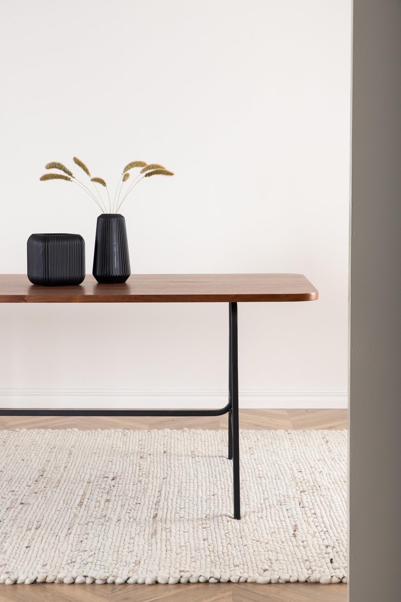 Moderner Uno Esstisch von Venture Home für stilvolle Essbereiche.