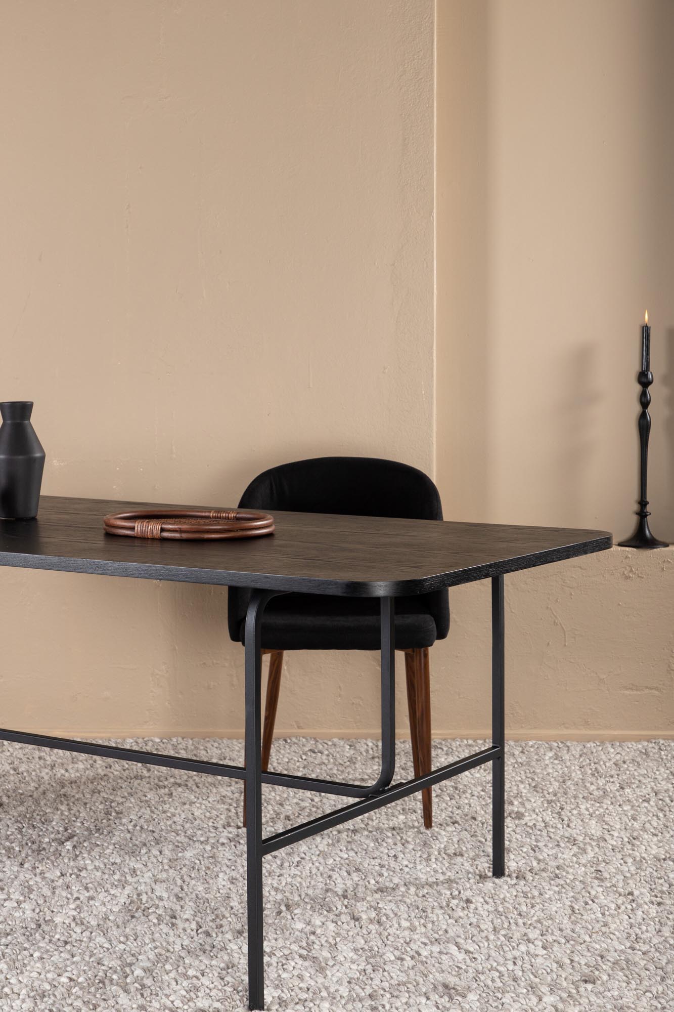 Uno Esstisch von Venture Home: Elegantes Möbelstück mit schwarzer MDF-Platte und robustem Metallgestell für gesellige Abende.