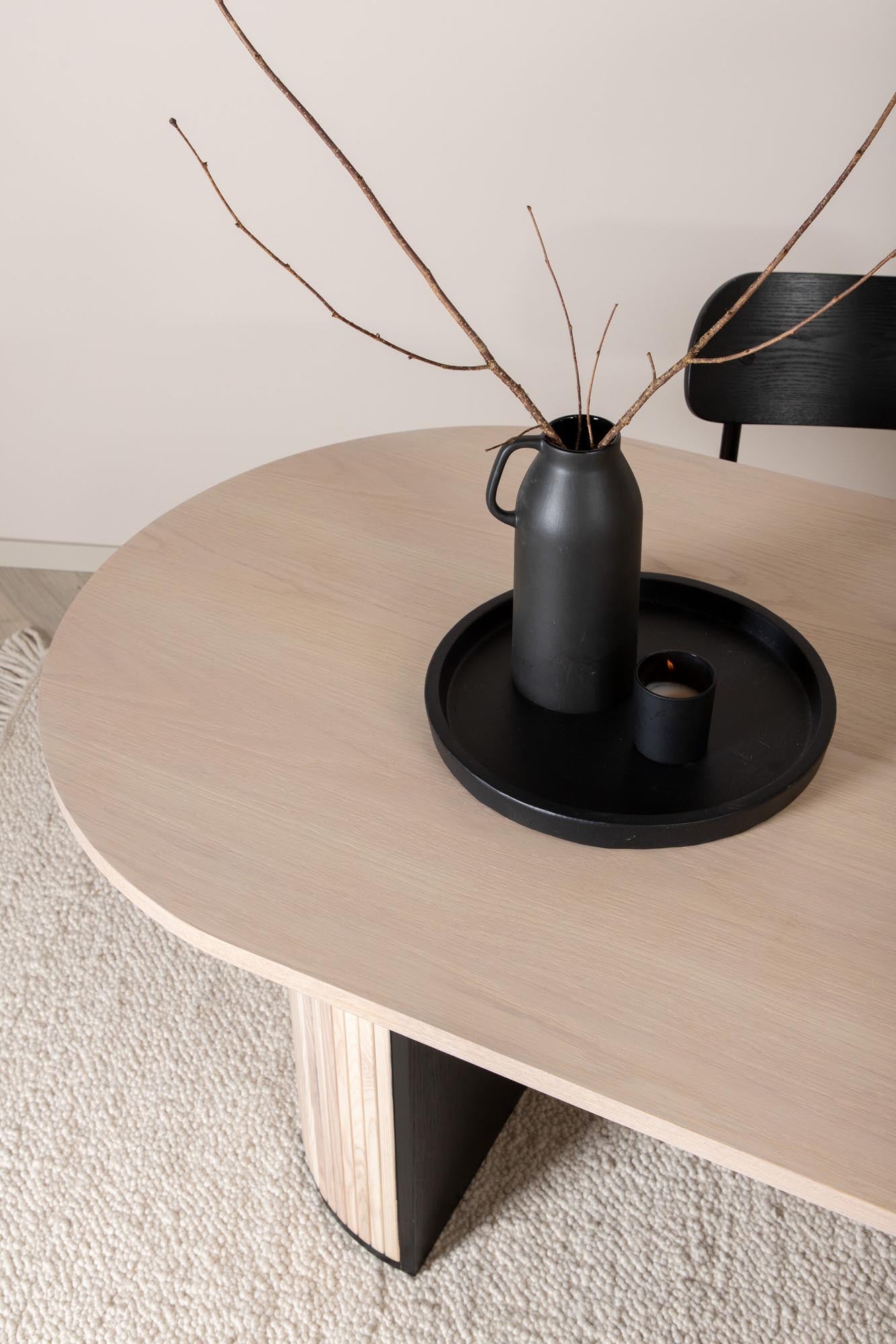 Stilvoller Bianca Tisch von Venture Home in edlem Schwarz. Ovales Design und modernes Rippendesign für gesellige Abende.