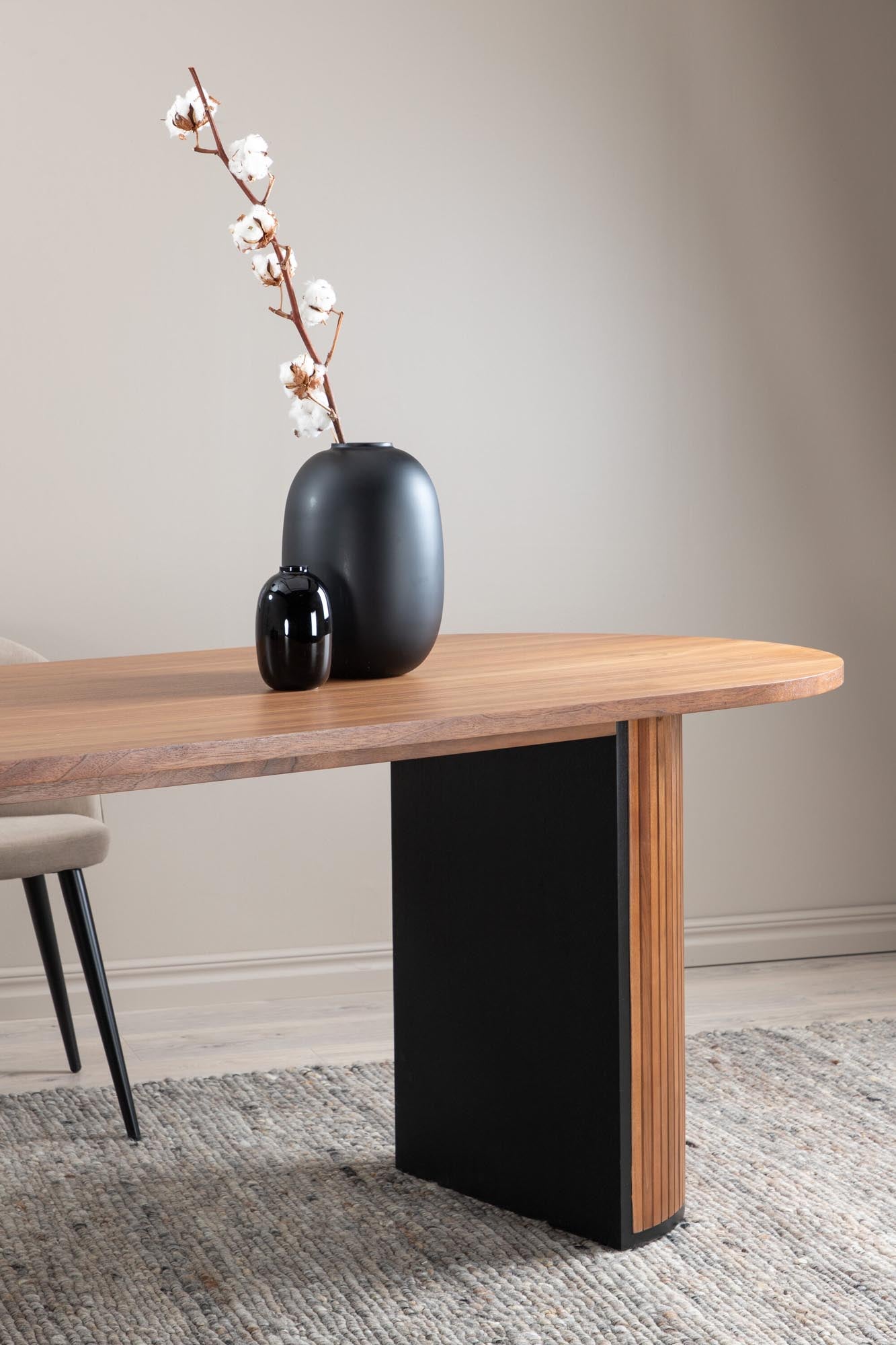 Entdecken Sie den Bianca Tisch von Venture Home – ein eleganter ovaler Esstisch, der modernen Stil und gesellige Abende in Ihr Zuhause bringt.