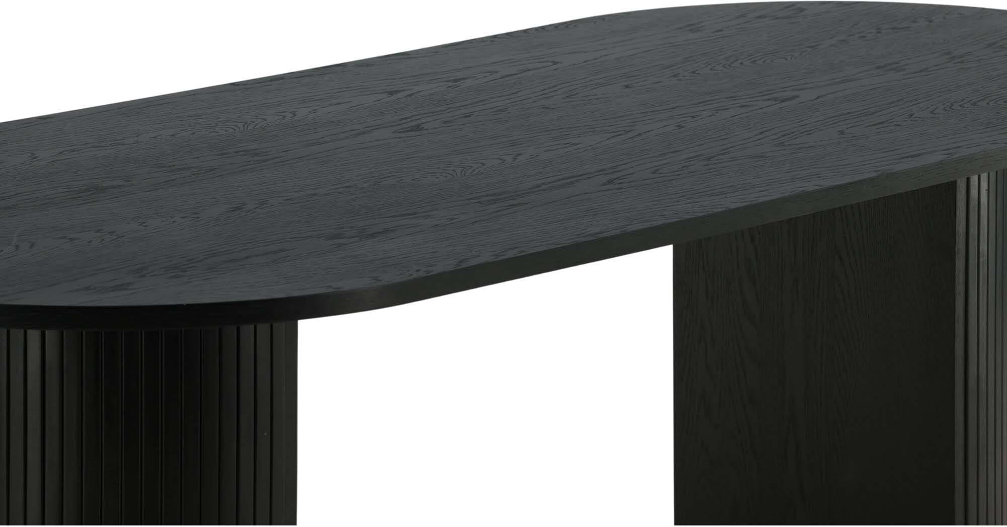 Stilvoller Bianca Tisch von Venture Home mit ovaler Form. Perfekt für gesellige Runden und moderne Esszimmer. Robustes Rippendesign und pflegeleichte Oberfläche.