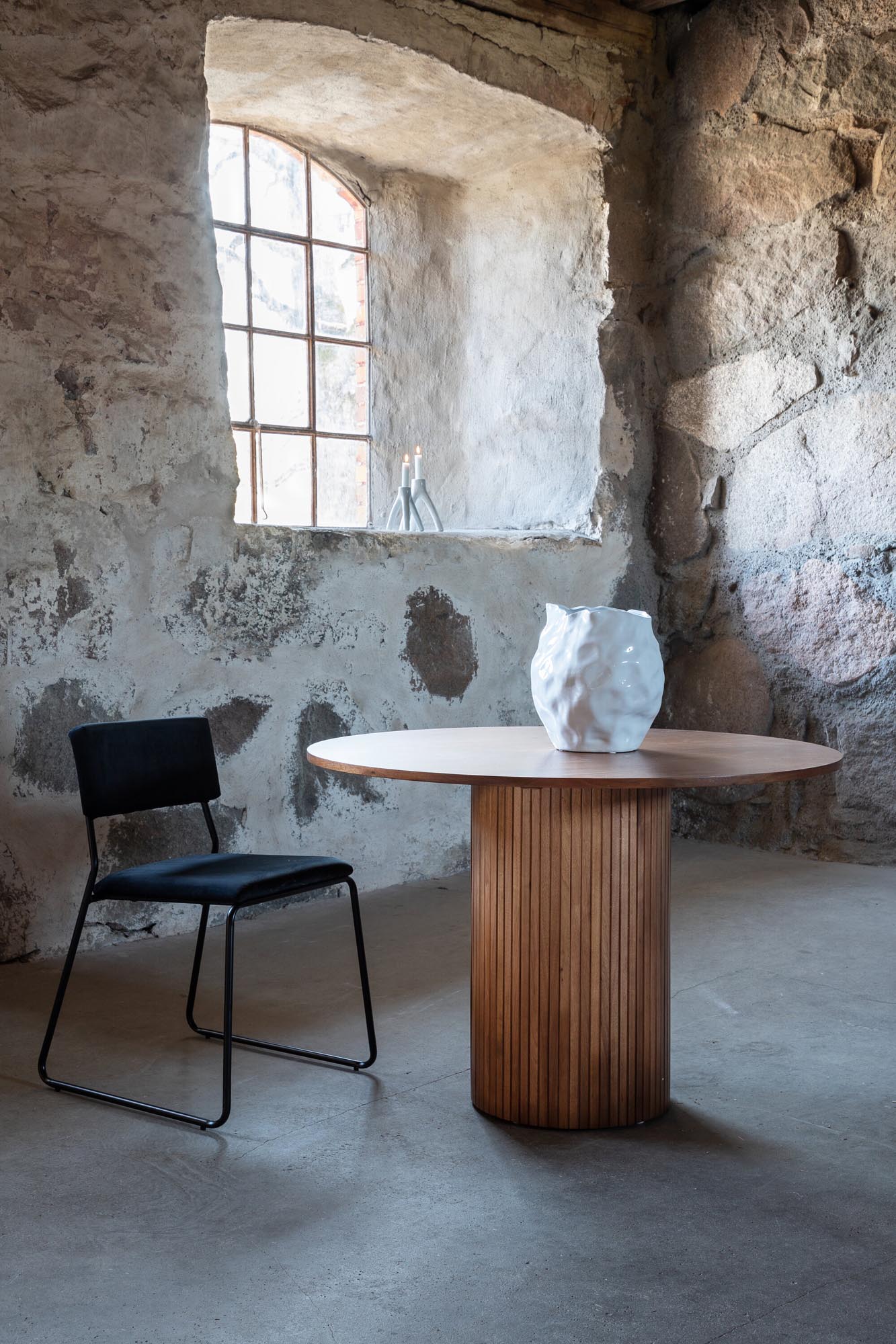 Eleganter Bianca Esstisch von Venture Home, gefertigt aus robustem Furnier, ideal für gesellige Momente und stilvolle Einrichtung.