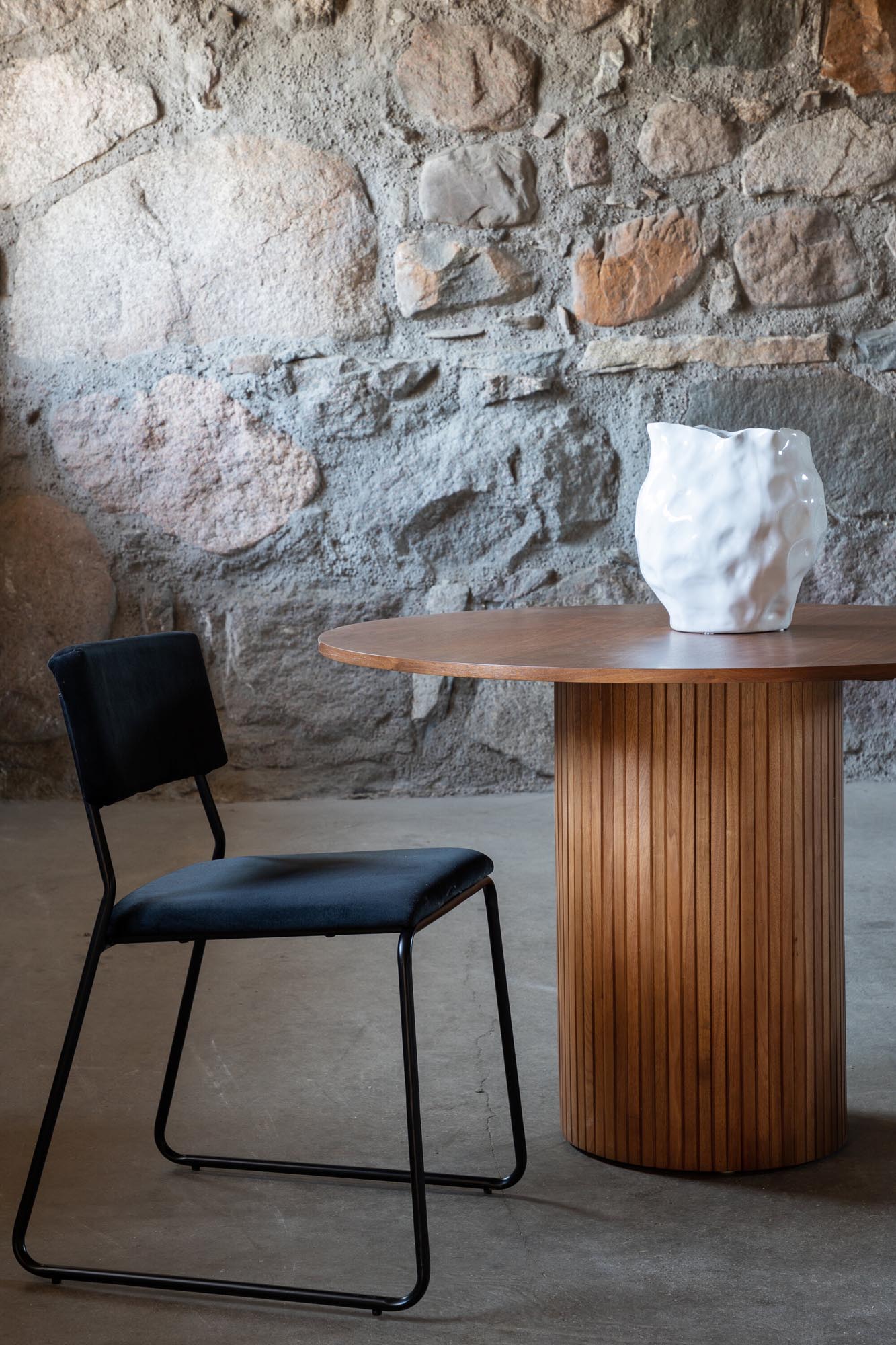 Eleganter Bianca Esstisch von Venture Home aus robustem Holz.