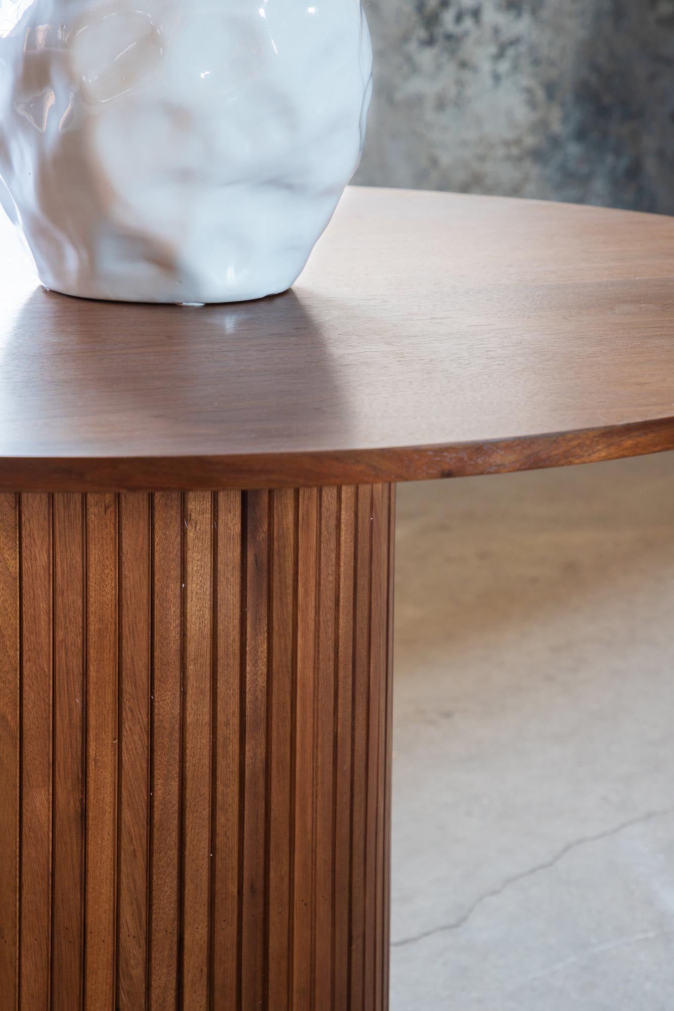 Stilvoller Bianca Esstisch von Venture Home: Hochwertiges Furnier, großzügige Maße und modernes Design für unvergessliche Essmomente.