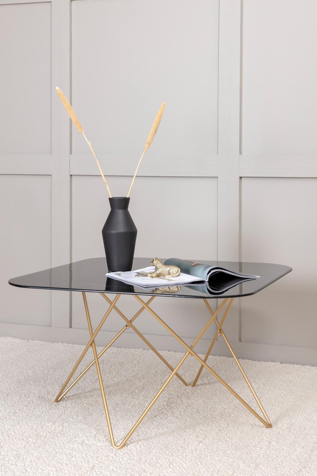 Eleganter Tristar Beistelltisch von Venture Home: Minimalistisches Design, hochwertige Materialien und vielseitige Einsatzmöglichkeiten für Ihr modernes Wohnzimmer.