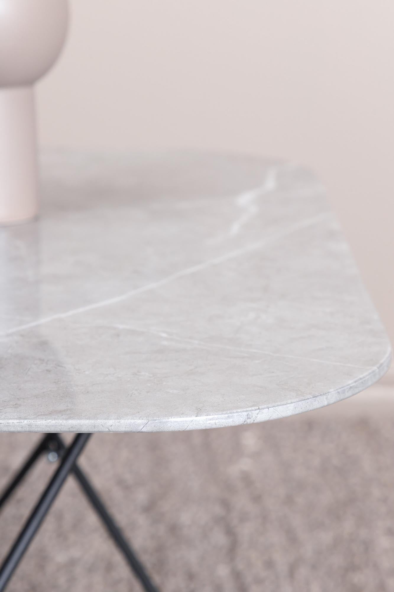 Eleganter Tristar Beistelltisch von Venture Home: Minimalistisches Design, robuste Materialien und vielseitige Einsatzmöglichkeiten für Ihr modernes Zuhause.