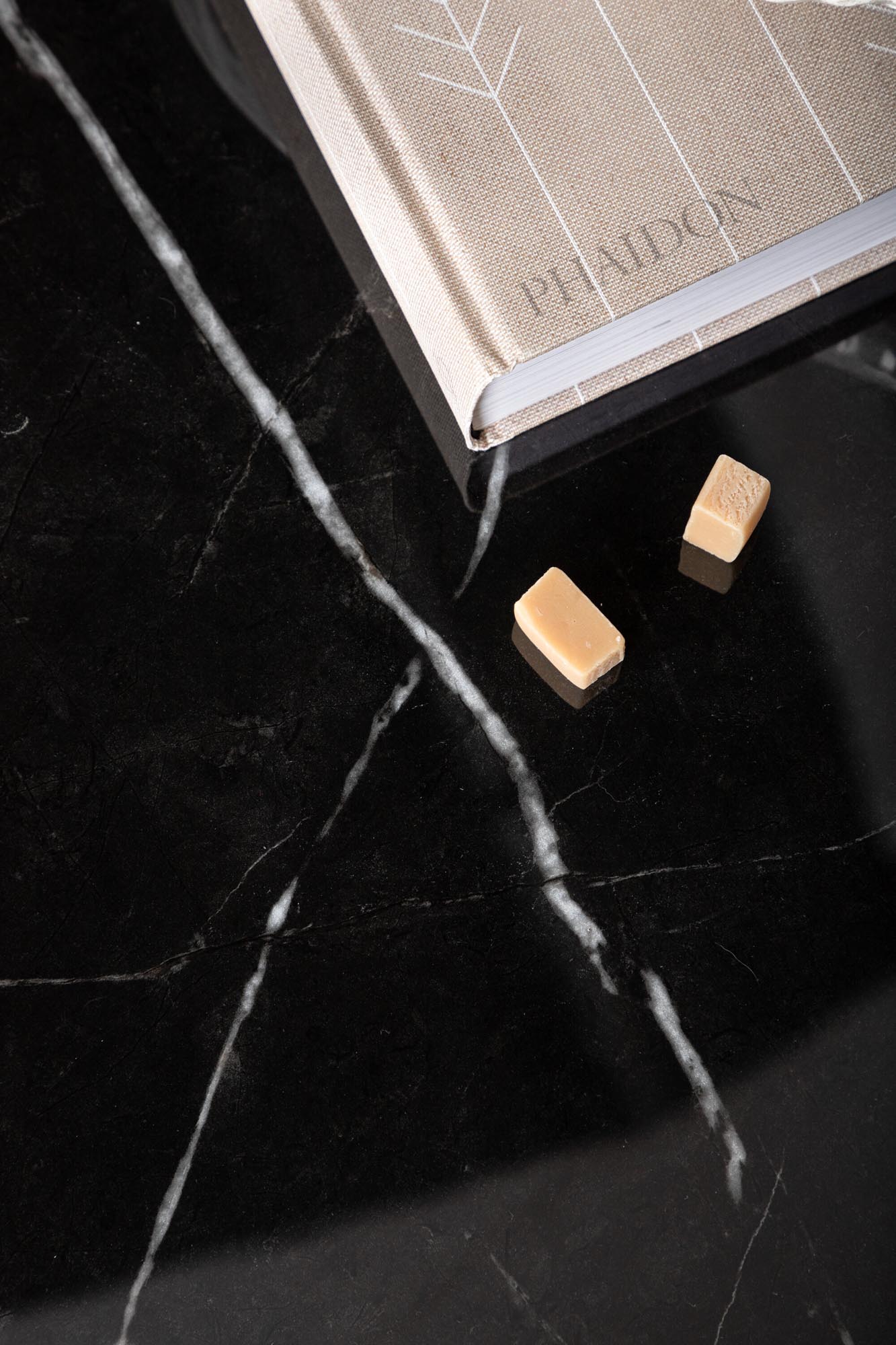 Eleganter Tristar Beistelltisch von Venture Home: Minimalistisches Design, stabile Metallkonstruktion und pflegeleichte Marmorglasplatte für jedes Zuhause.