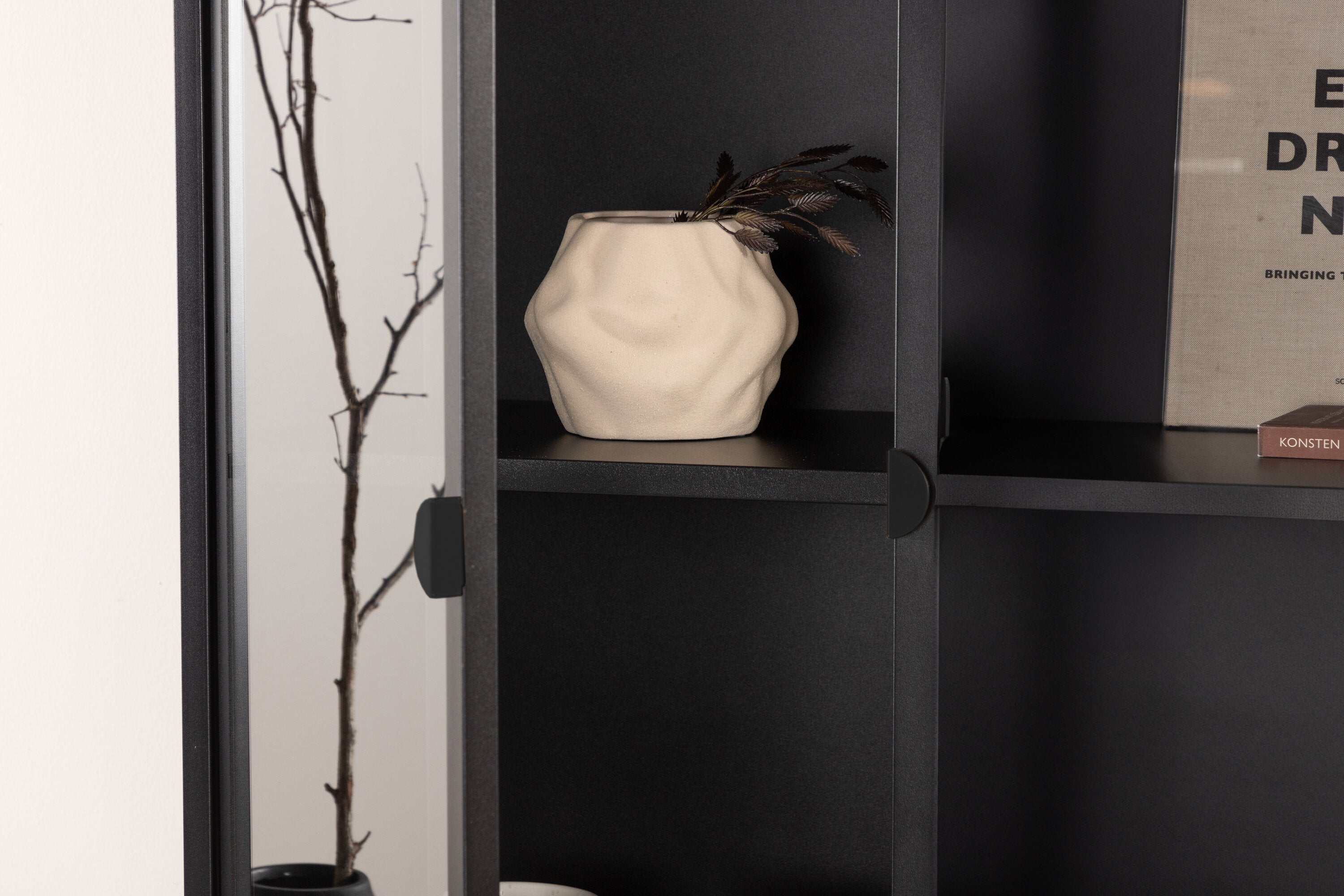 Das Piring Cabinet von Venture Home kombiniert modernes Design mit Funktionalität und bietet elegante Aufbewahrungslösungen.