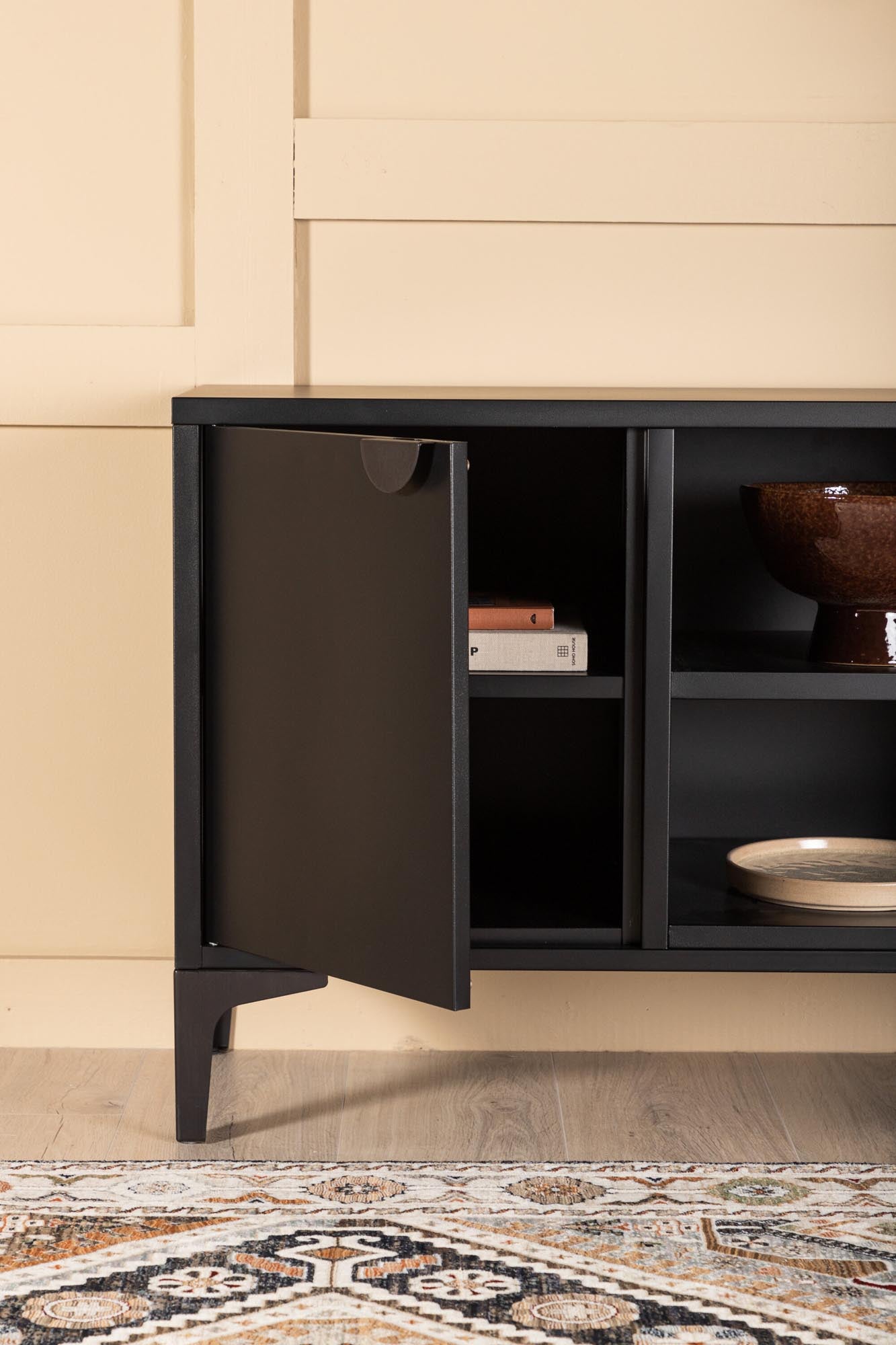 Moderner Piring TV-Ständer von Venture Home für zeitlose Eleganz.