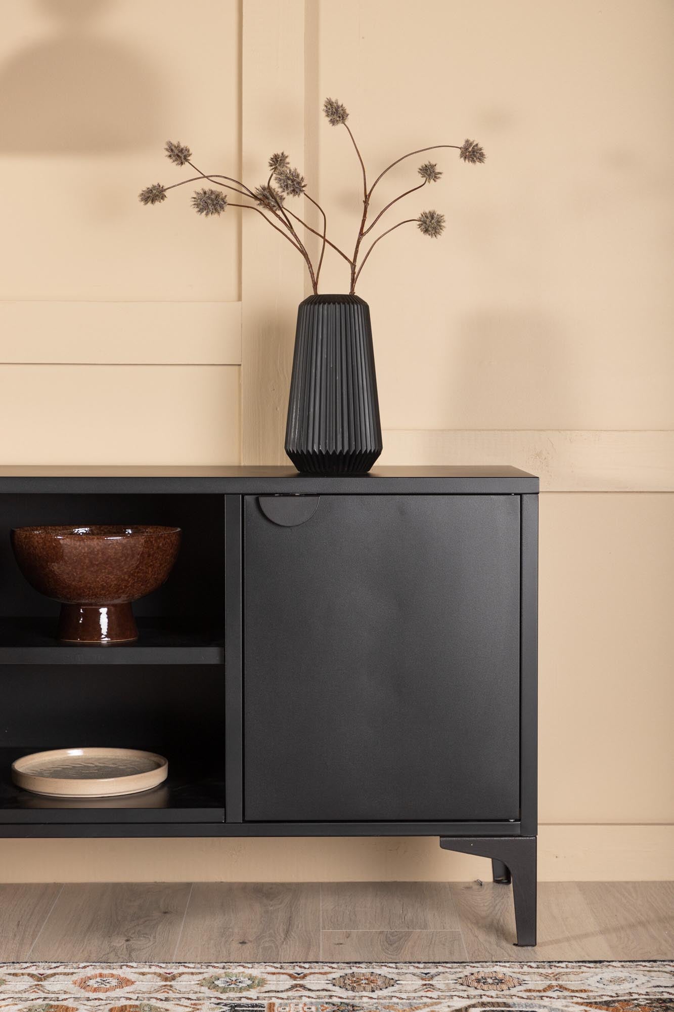 Entdecken Sie die stilvolle Piring TV-Bank von Venture Home – eine elegante Lösung für modernes Wohnen mit praktischem Stauraum und robustem Design.