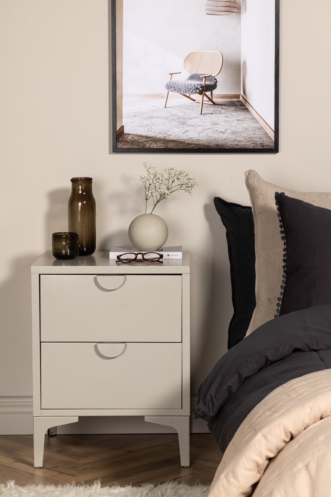 Erleben Sie den Piring 2 Korpus von Venture Home: Hochwertiger Stahl, praktische Schubladen und modernes Design für eine stilvolle Wohnatmosphäre.