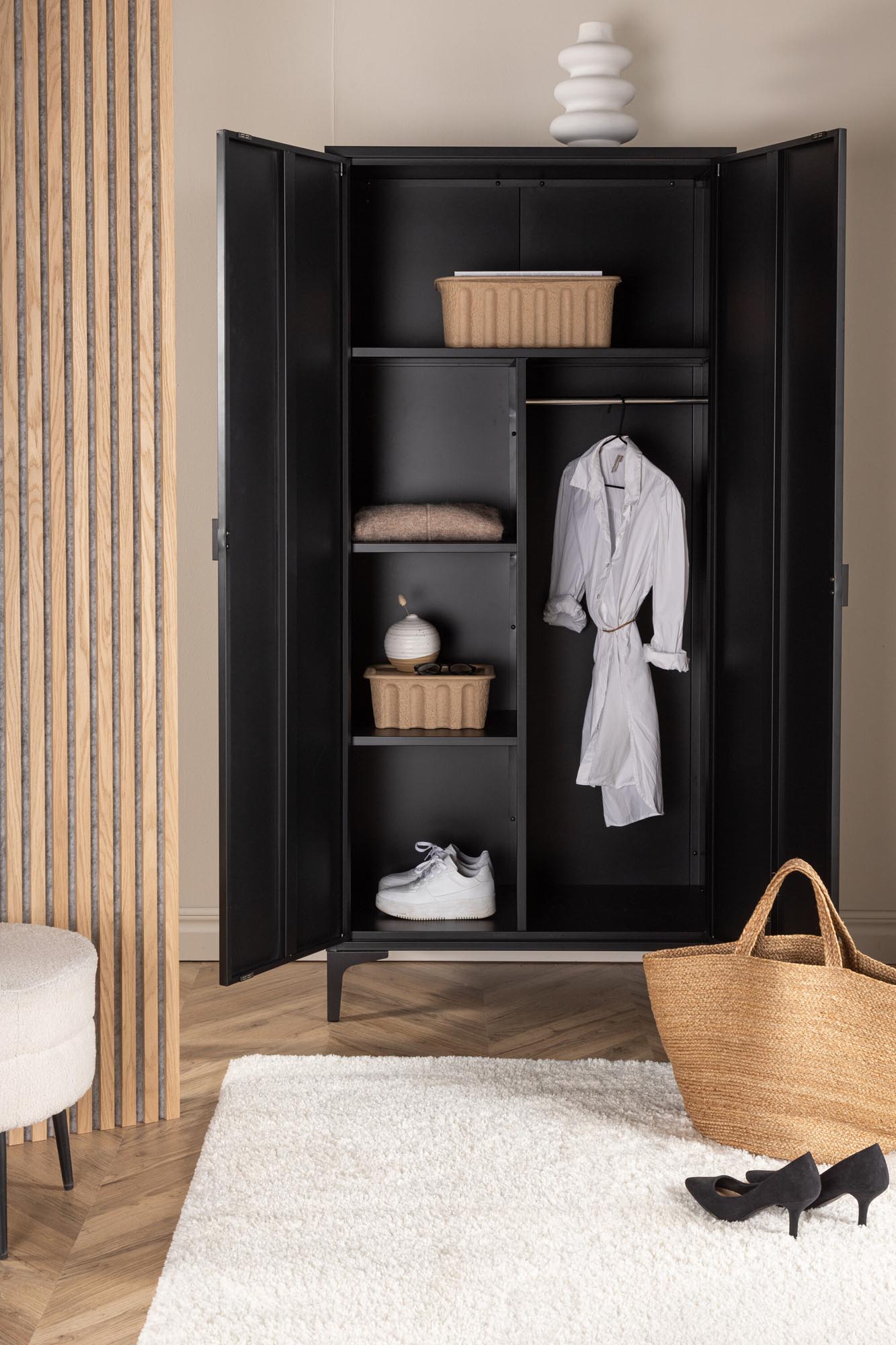 Elegante Piring Garderobe von Venture Home in zeitlosem Beige. Hochwertiger Stahl, praktische Stauraumlösungen und luftiges Design.