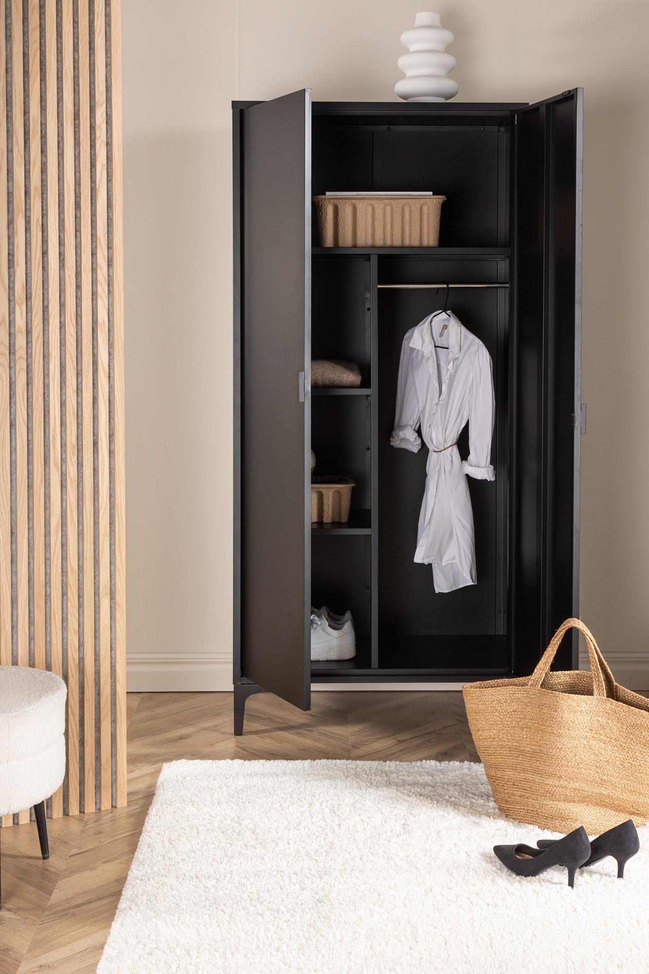 Elegante Piring Garderobe von Venture Home in zeitlosem Beige.