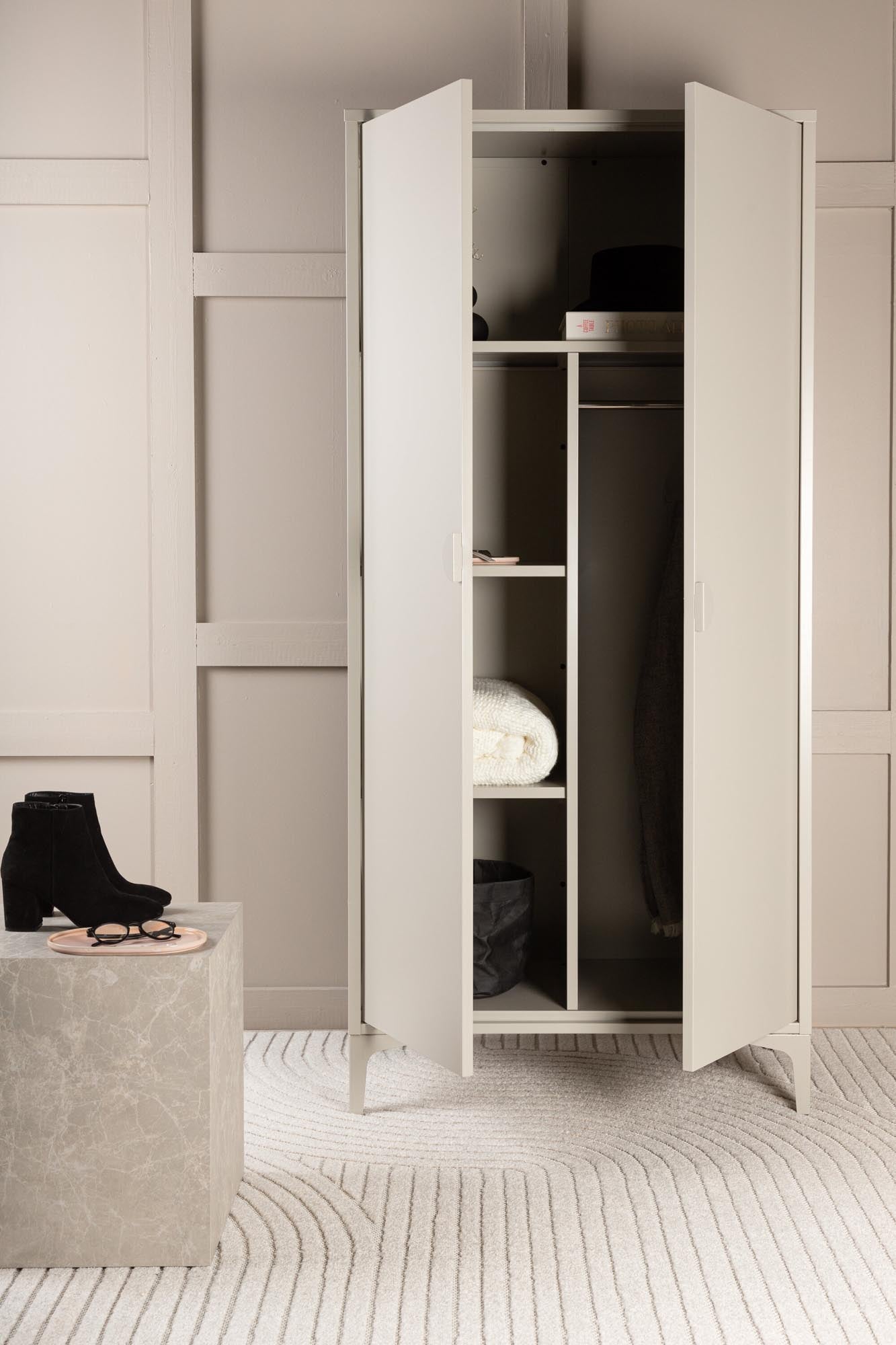 Moderne Piring Garderobe von Venture Home in stilvollem Beige.