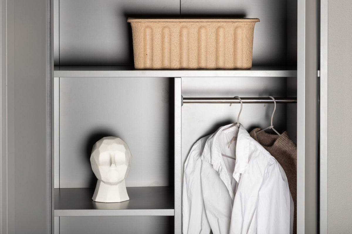 Piring Garderobe in Hellgrau präsentiert im Onlineshop von KAQTU Design AG. Drehtürenschrank ist von Venture Home