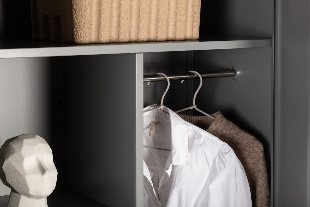 Piring Garderobe in Hellgrau präsentiert im Onlineshop von KAQTU Design AG. Drehtürenschrank ist von Venture Home