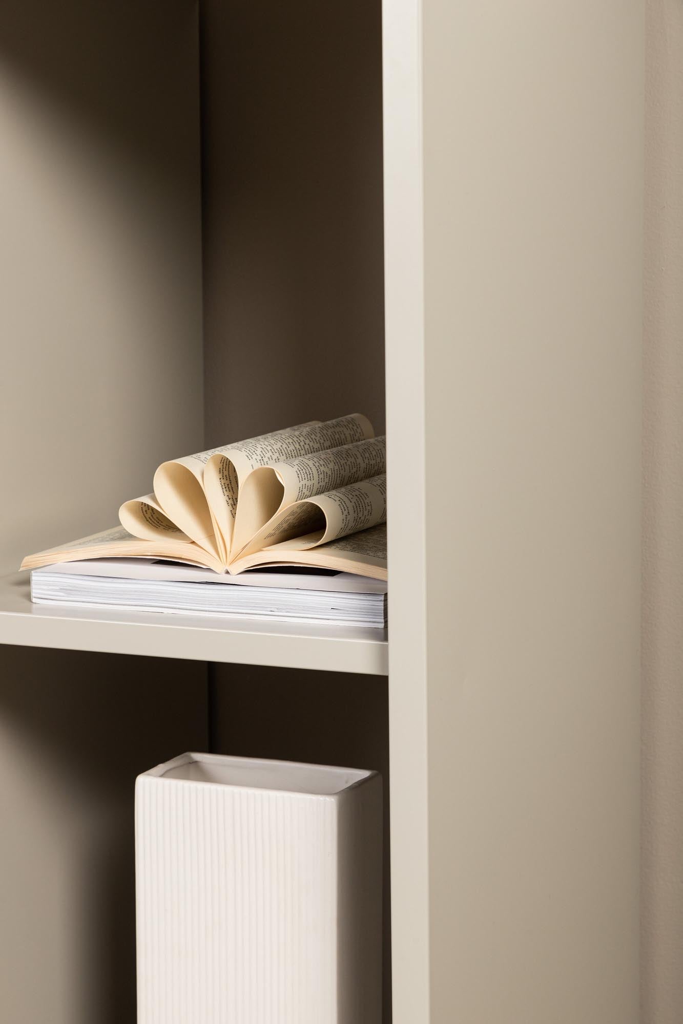 Piring Kommode: Zeitloses Design mit vielseitigem Stauraum.