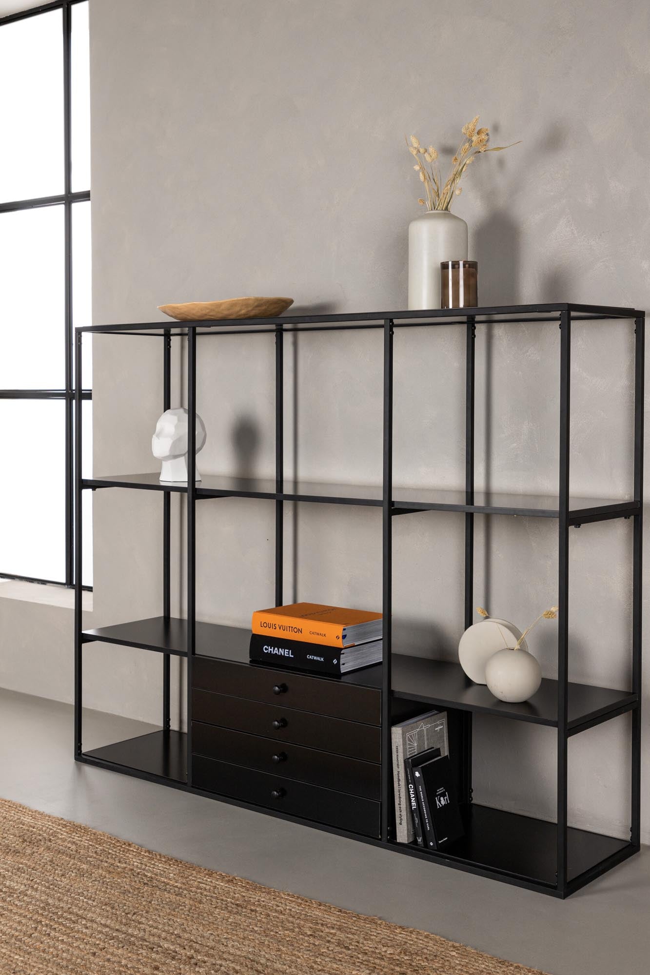 Der Amaraillo Schrank von Venture Home vereint skandinavisches Design mit Funktionalität. Robustes MDF und Stahl bieten stilvolle Aufbewahrungslösungen.