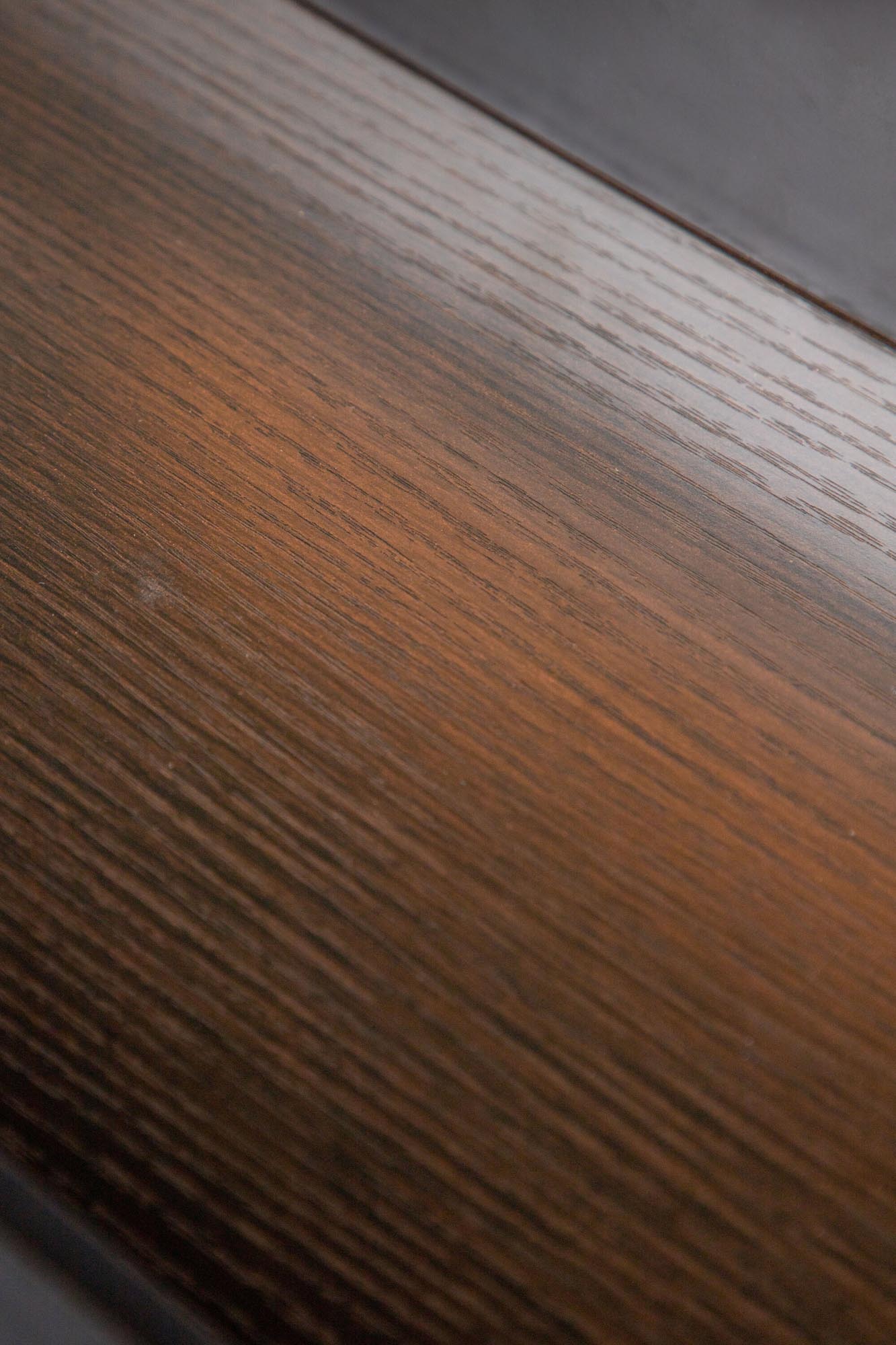 Moderner Amaraillo Schrank von Venture Home in elegantem Schwarz.