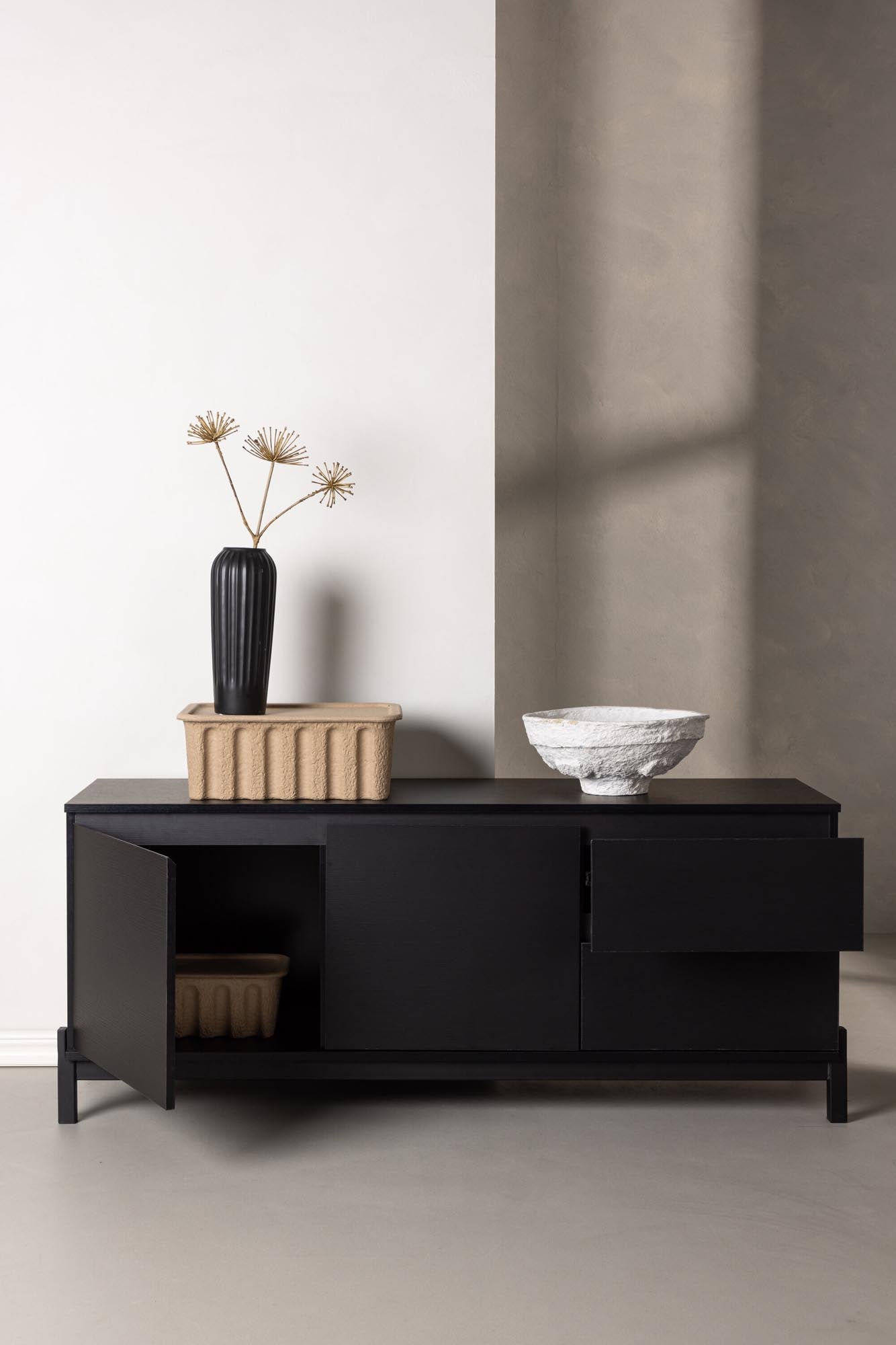 Entdecken Sie das Corpus Sideboard von Venture Home – stilvolles Design und praktischer Stauraum für Ihr modernes Zuhause.