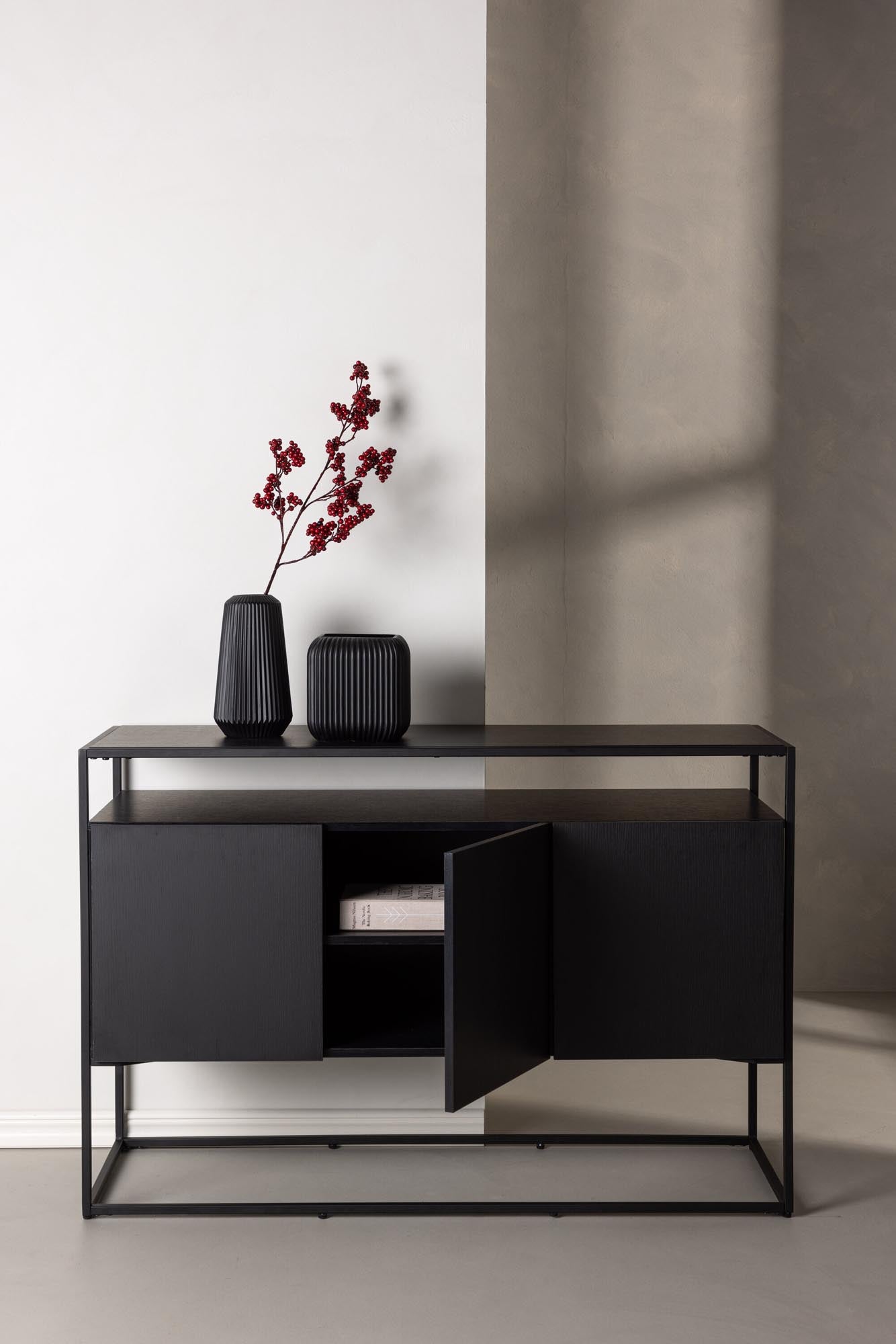 Stilvoller Kingsport Kabinett von Venture Home aus robustem Pappelholz und modernem Stahlrahmen – ideal für kreative Aufbewahrungslösungen.