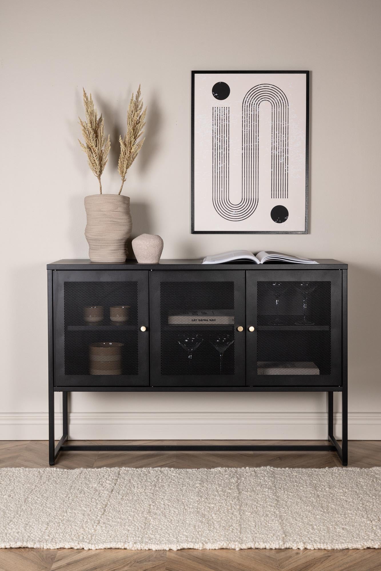 Entdecken Sie das Malla Kabinett von Venture Home: Stilvolles Industriedesign, hochwertige Materialien und großzügige Stauraummöglichkeiten für Ihr Zuhause.