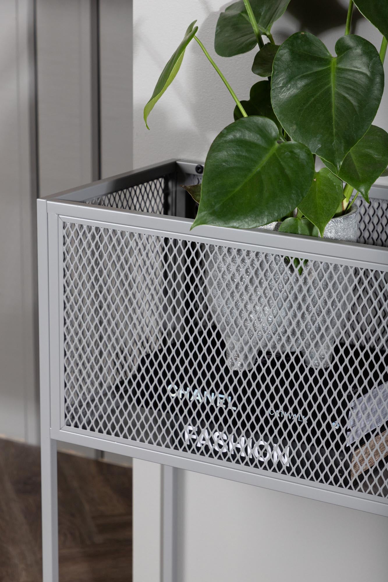 Stilvolles Blumenregal von Venture Home für Ihre Pflanzenvielfalt.