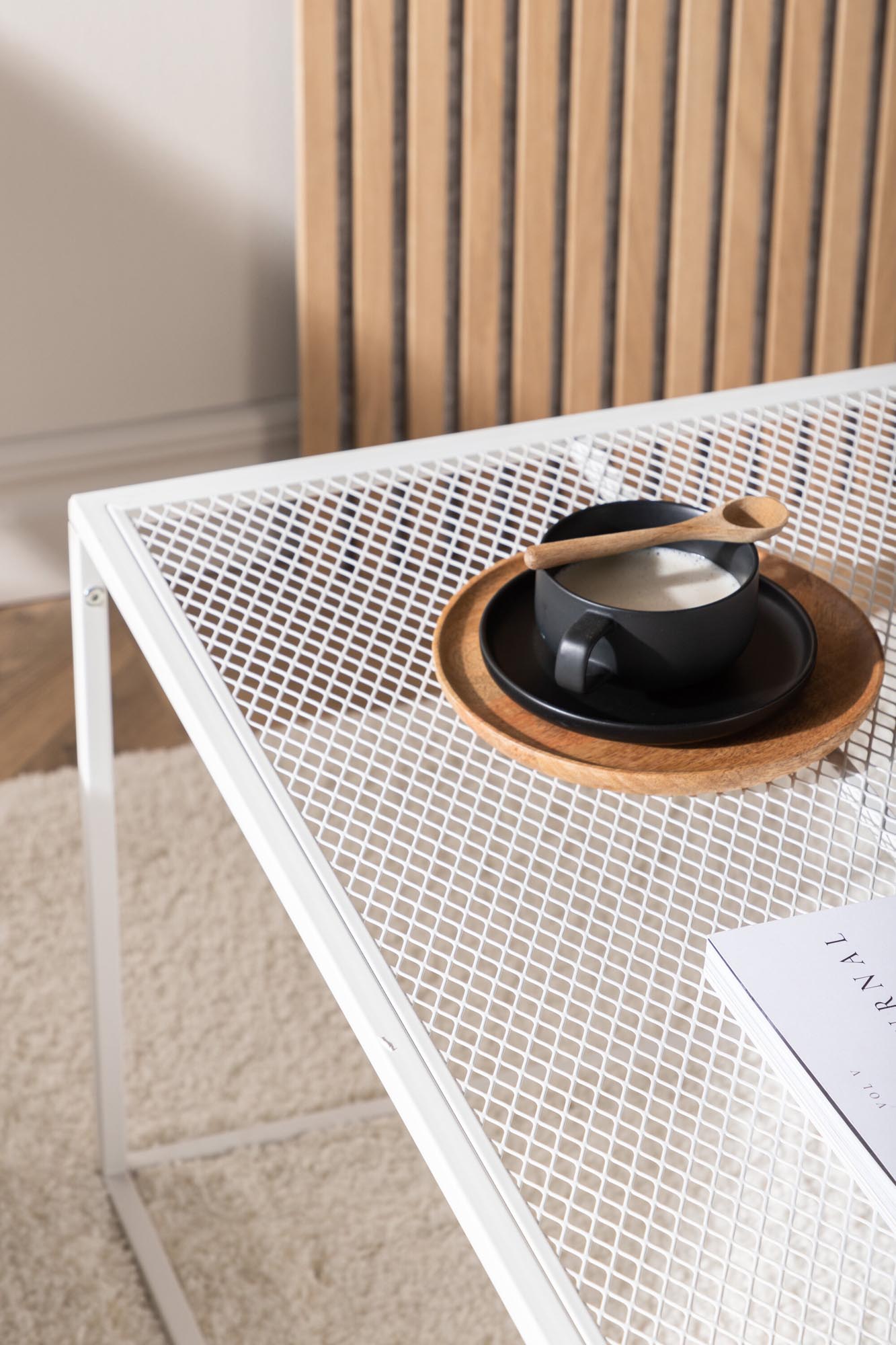 Eleganter Netz Coffee Tisch von Venture Home aus robustem Stahl. Minimalistisches Design mit praktischer Gitterablage für jedes Wohnzimmer.