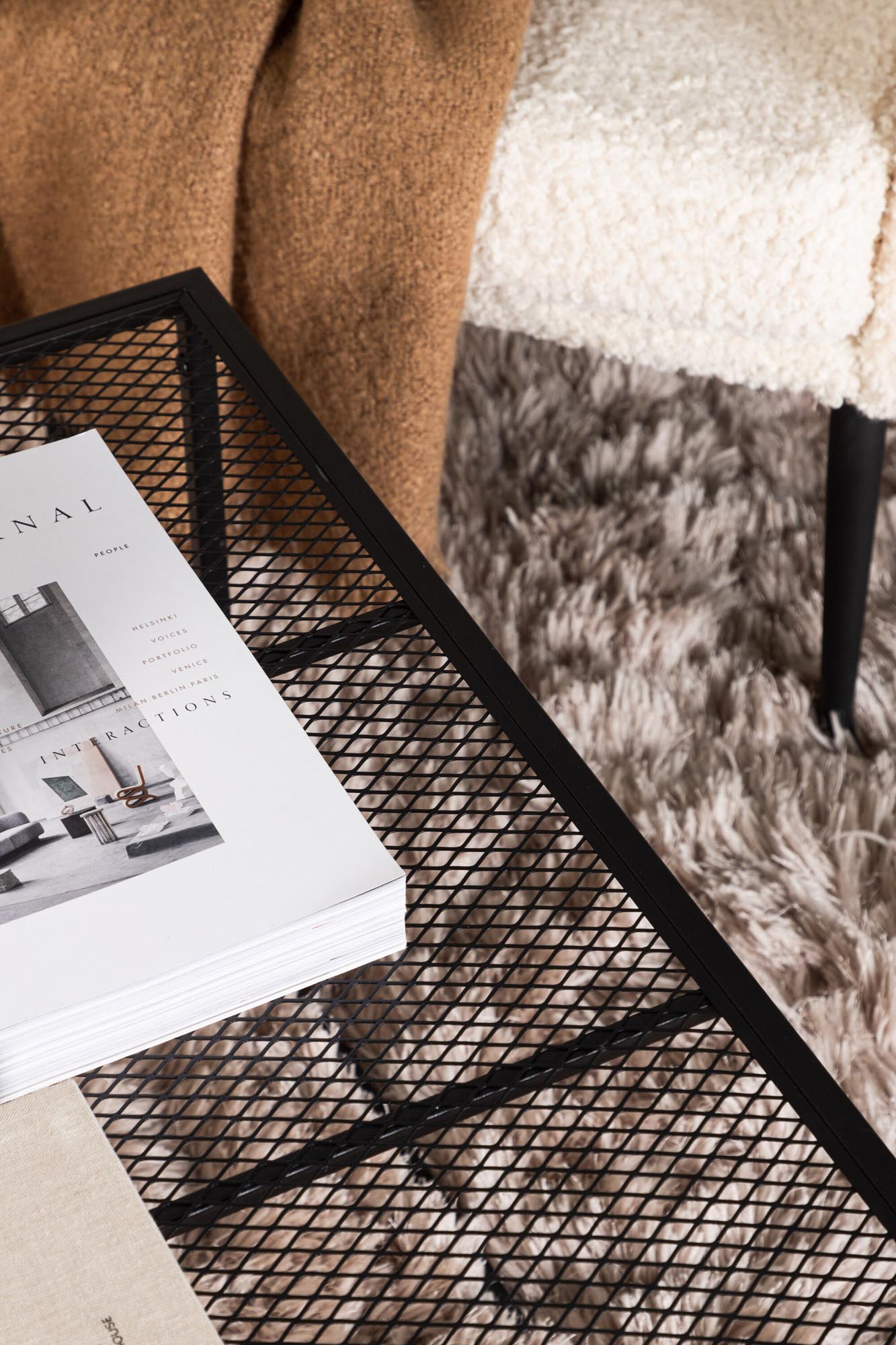 Eleganter Netz Coffee Tisch von Venture Home in klassischem Beige.