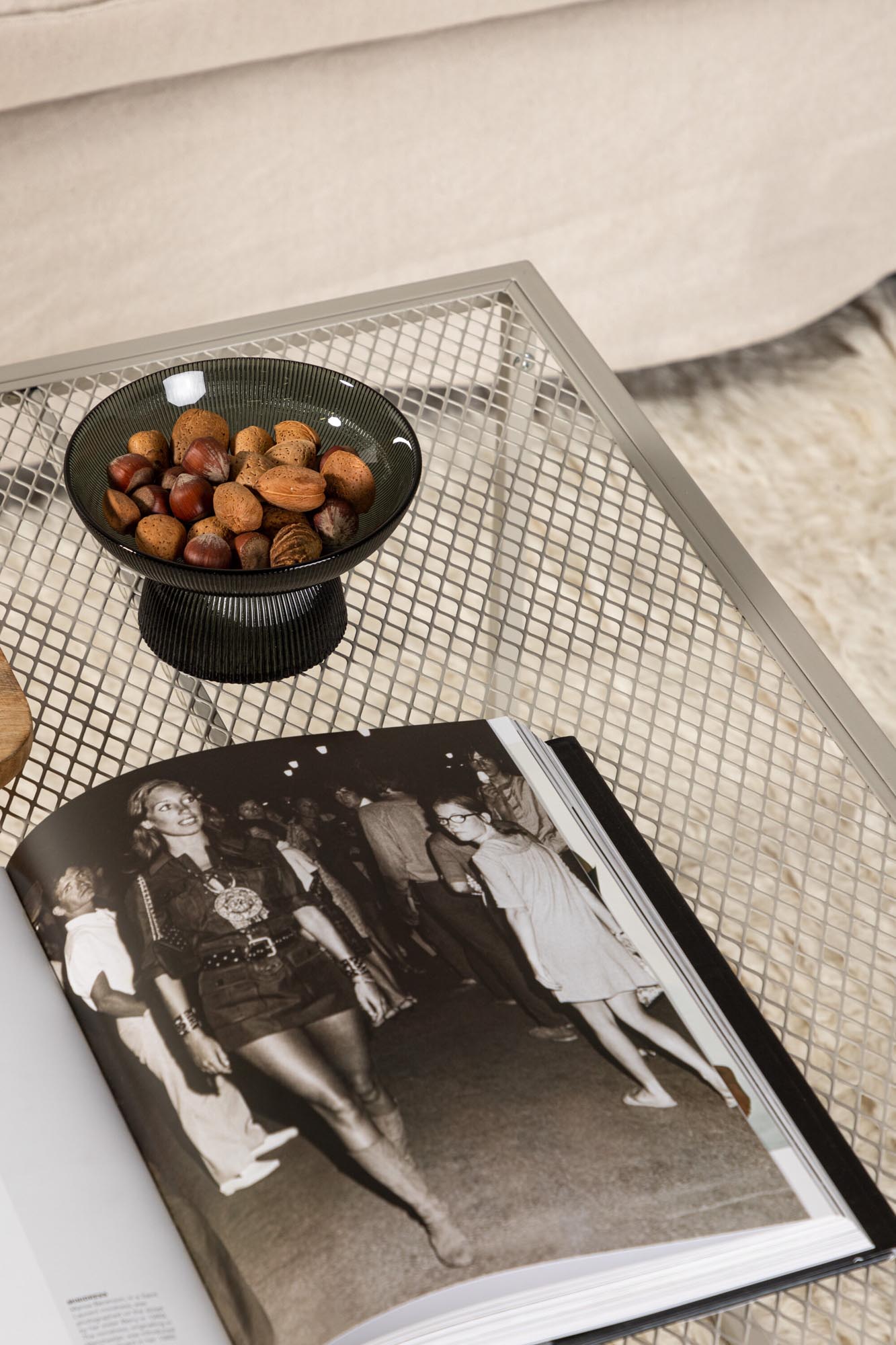 Stilvoller Netz Coffee Tisch von Venture Home in edlem Beige.