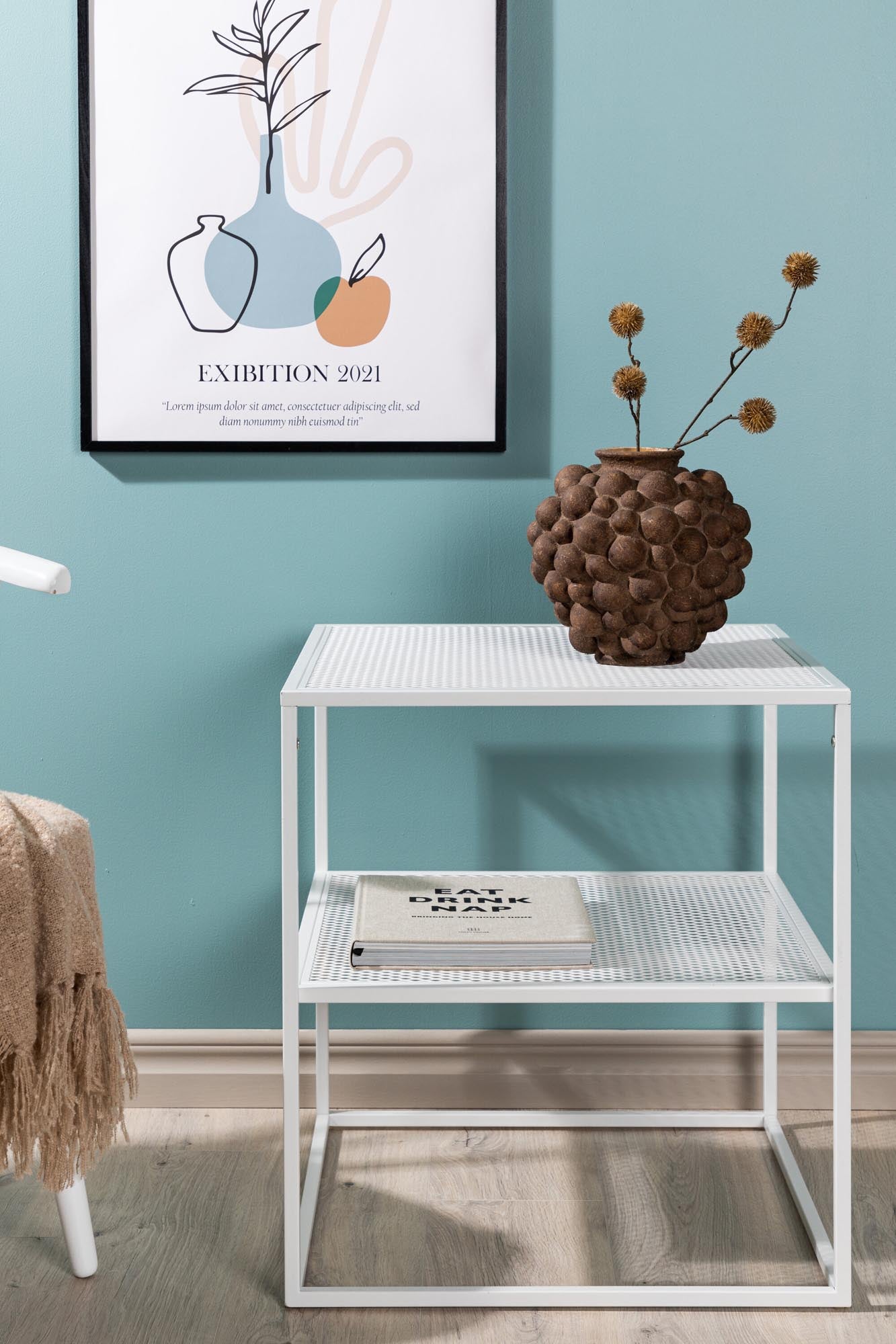 Moderner Netz Beistelltisch von Venture Home aus robustem Stahl in elegantem Beige. Ideal für vielseitige Nutzung und stilvolle Akzente.