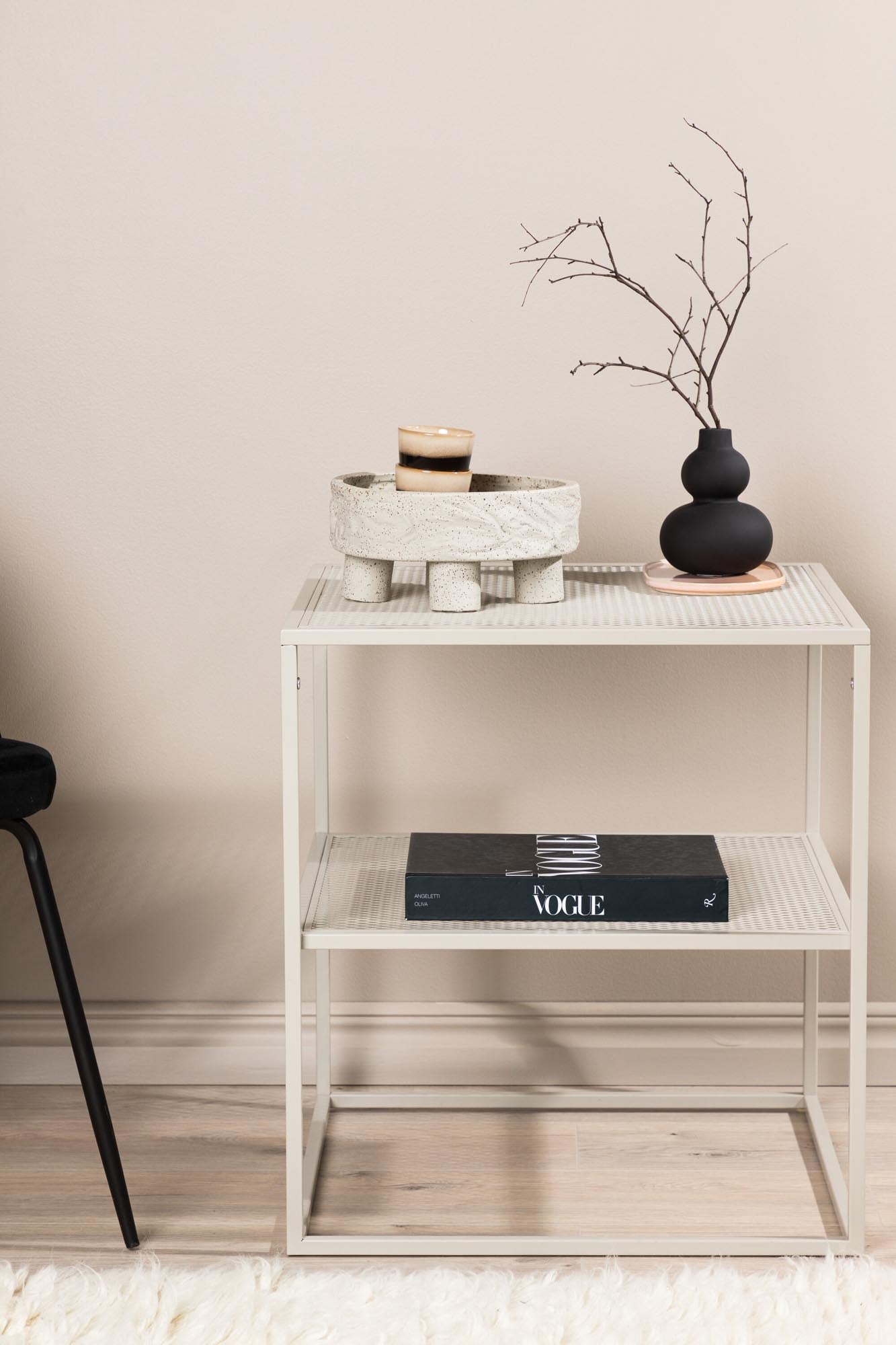 Stylischer Netz Beistelltisch von Venture Home aus robustem Stahl in Beige. Ideal für vielseitige Nutzung und modernes Wohndesign.