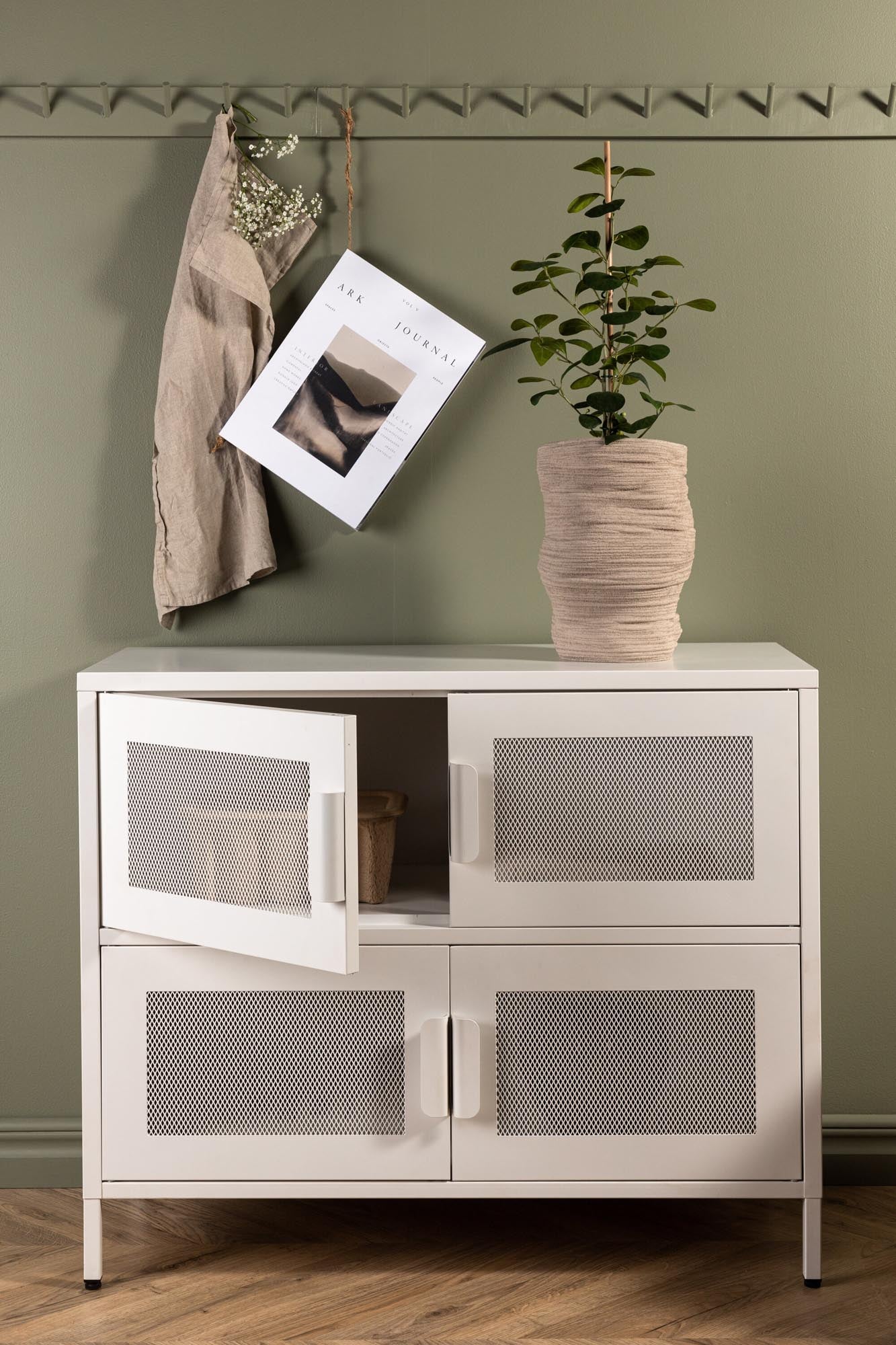 Stilvolles Nett Kabinett von Venture Home: Hochwertiger Stahl, praktische Netzluken und elegante Beine für ein modernes Wohnambiente.