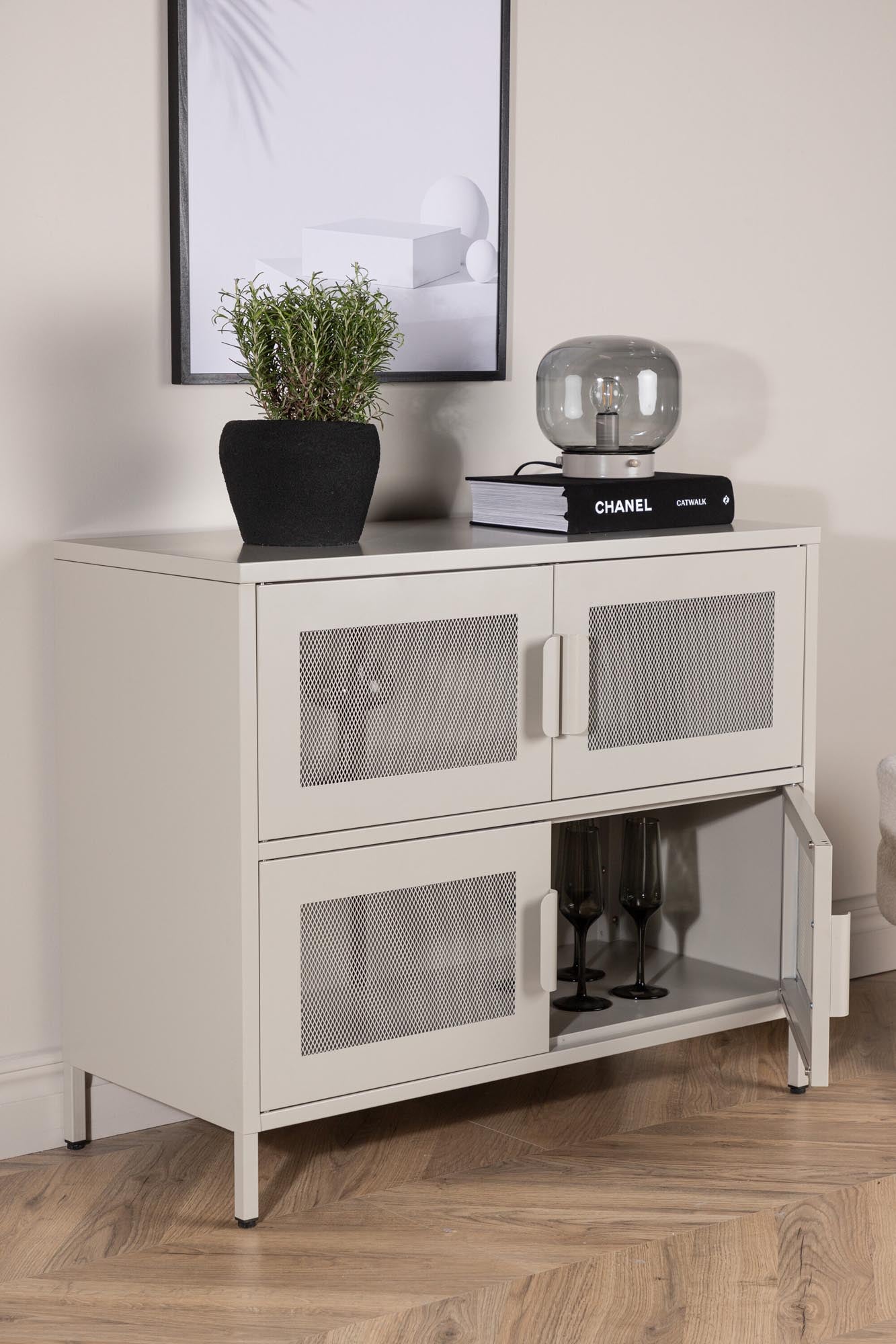 Moderner Aufbewahrungsschrank aus beigem Stahl mit dekorativen Netzluken, ideal für stilvolle Ordnung in jedem Raum.