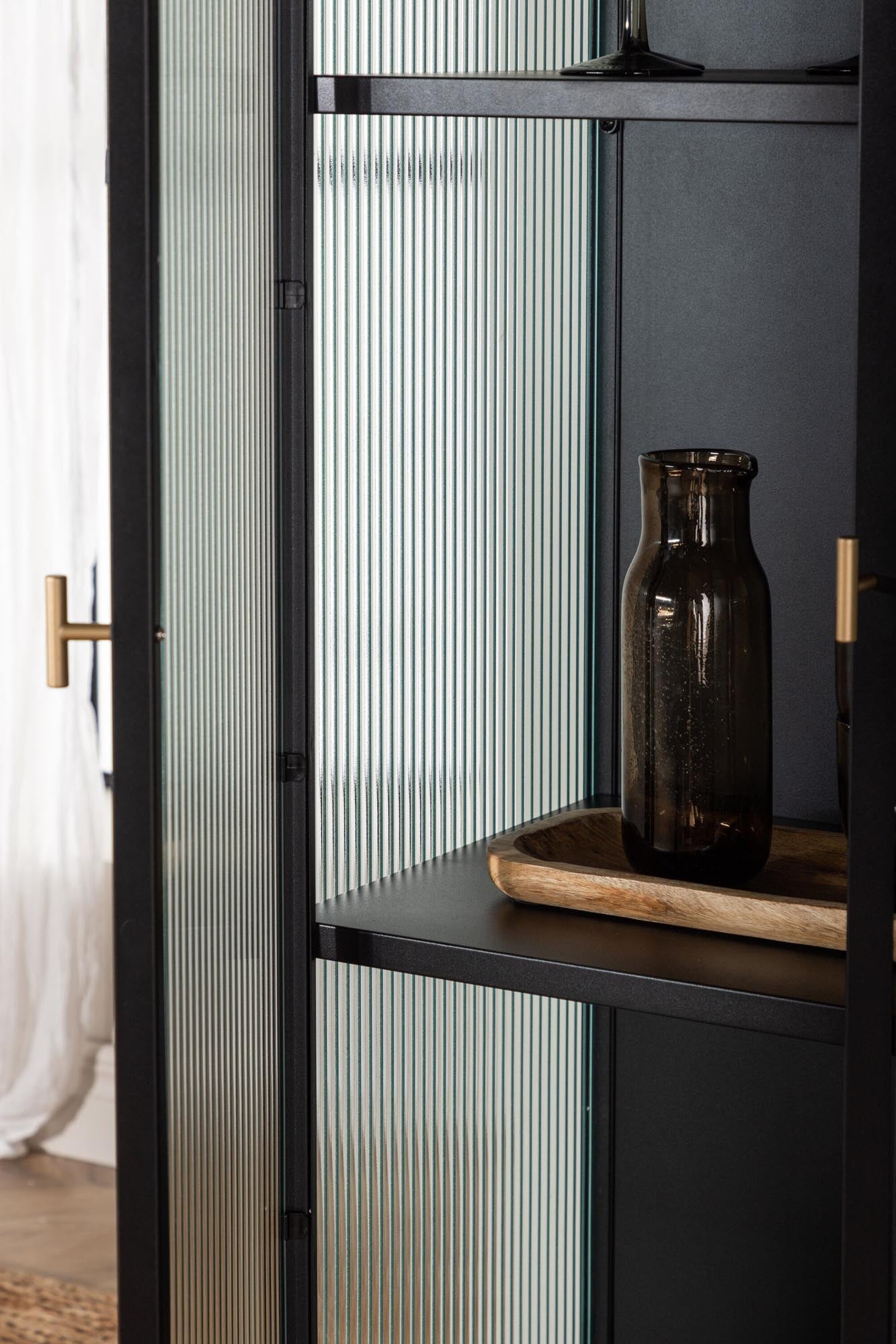 Moderner Garis Schrank von Venture Home: Stilvolles Design mit Glastüren und robustem Stahlrahmen für eleganten Stauraum.