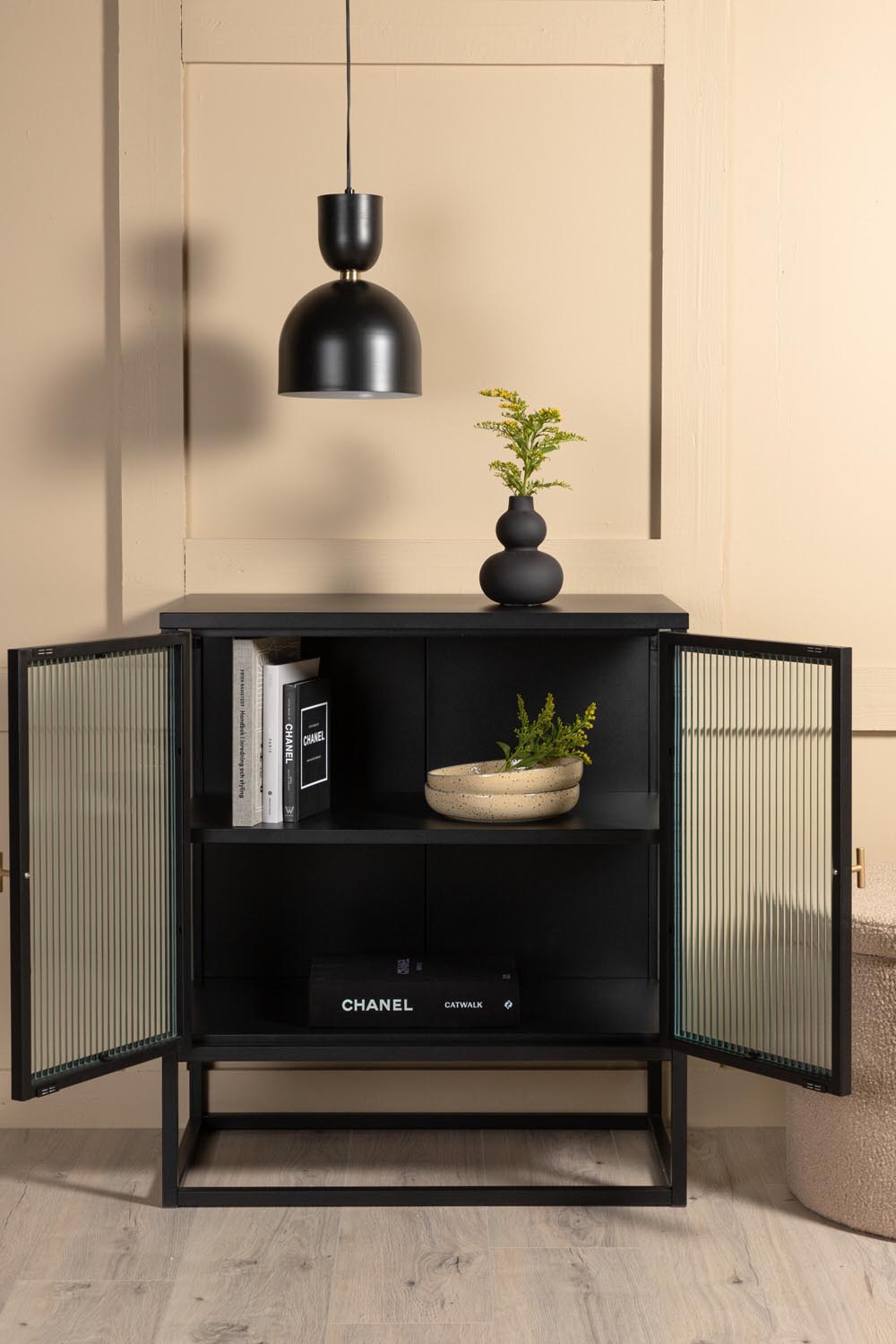 Garis Cabinet in Schwarz präsentiert im Onlineshop von KAQTU Design AG. Cabinet ist von Venture Home