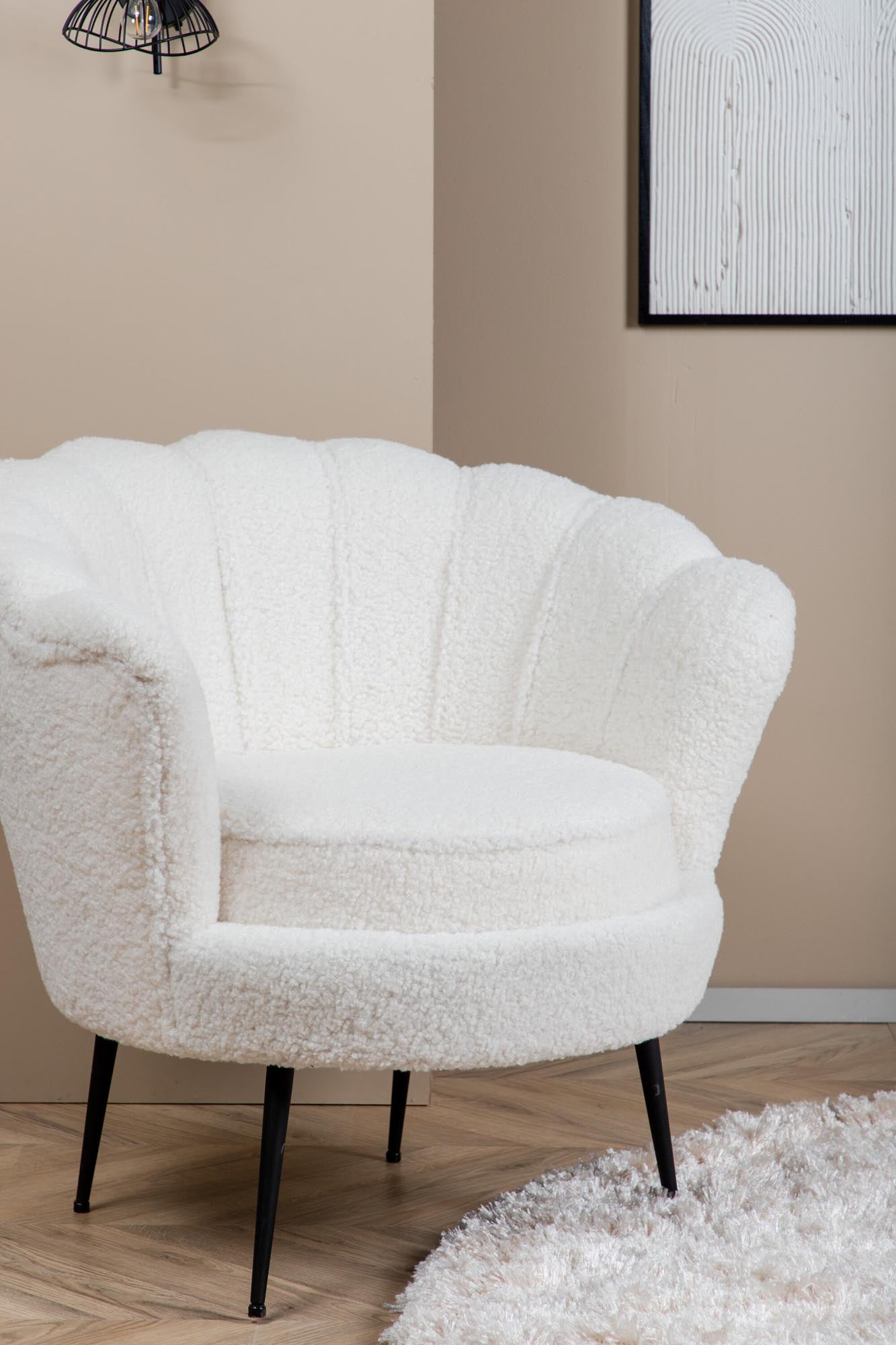 Entdecken Sie den Calais Sessel von Venture Home: Ein stilvolles Möbelstück, das Komfort und modernes Design harmonisch vereint.