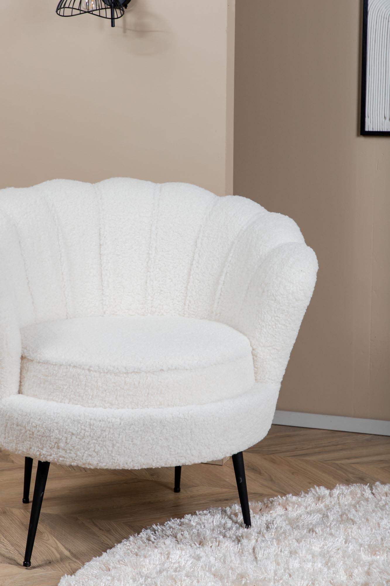 Calais Sessel von Venture Home: Eleganz und Gemütlichkeit vereint in einem stilvollen Möbelstück für Ihr Zuhause.