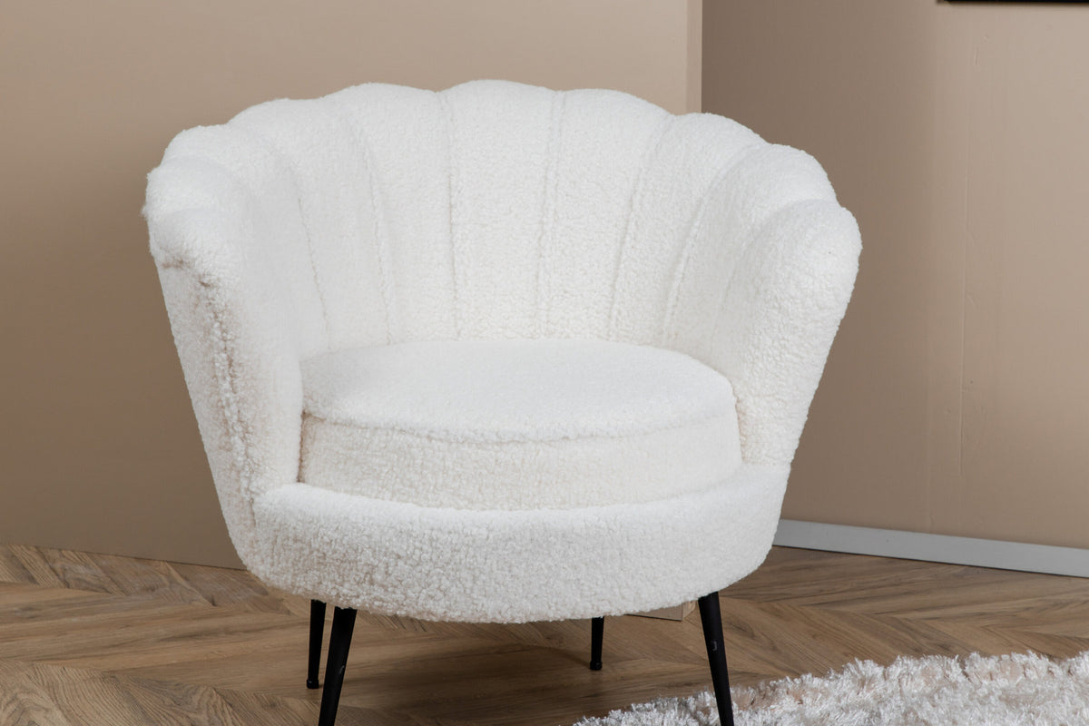 Calais Sessel in Weiss präsentiert im Onlineshop von KAQTU Design AG. Sessel mit Armlehnen ist von Venture Home