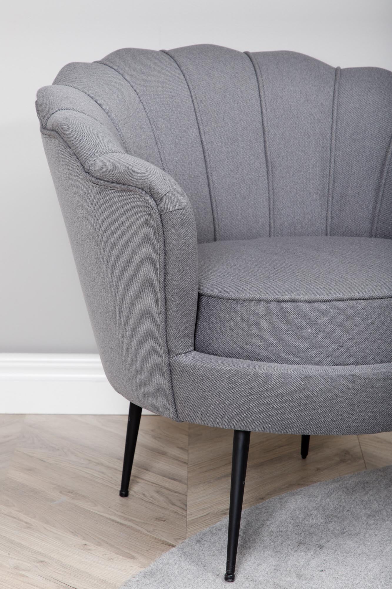 Calais Sessel von Venture Home: Elegantes Design trifft auf luxuriösen Samt und modernen Komfort für Ihr Zuhause.