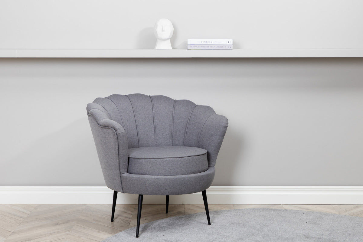 Calais Sessel in Grau präsentiert im Onlineshop von KAQTU Design AG. Sessel mit Armlehnen ist von Venture Home