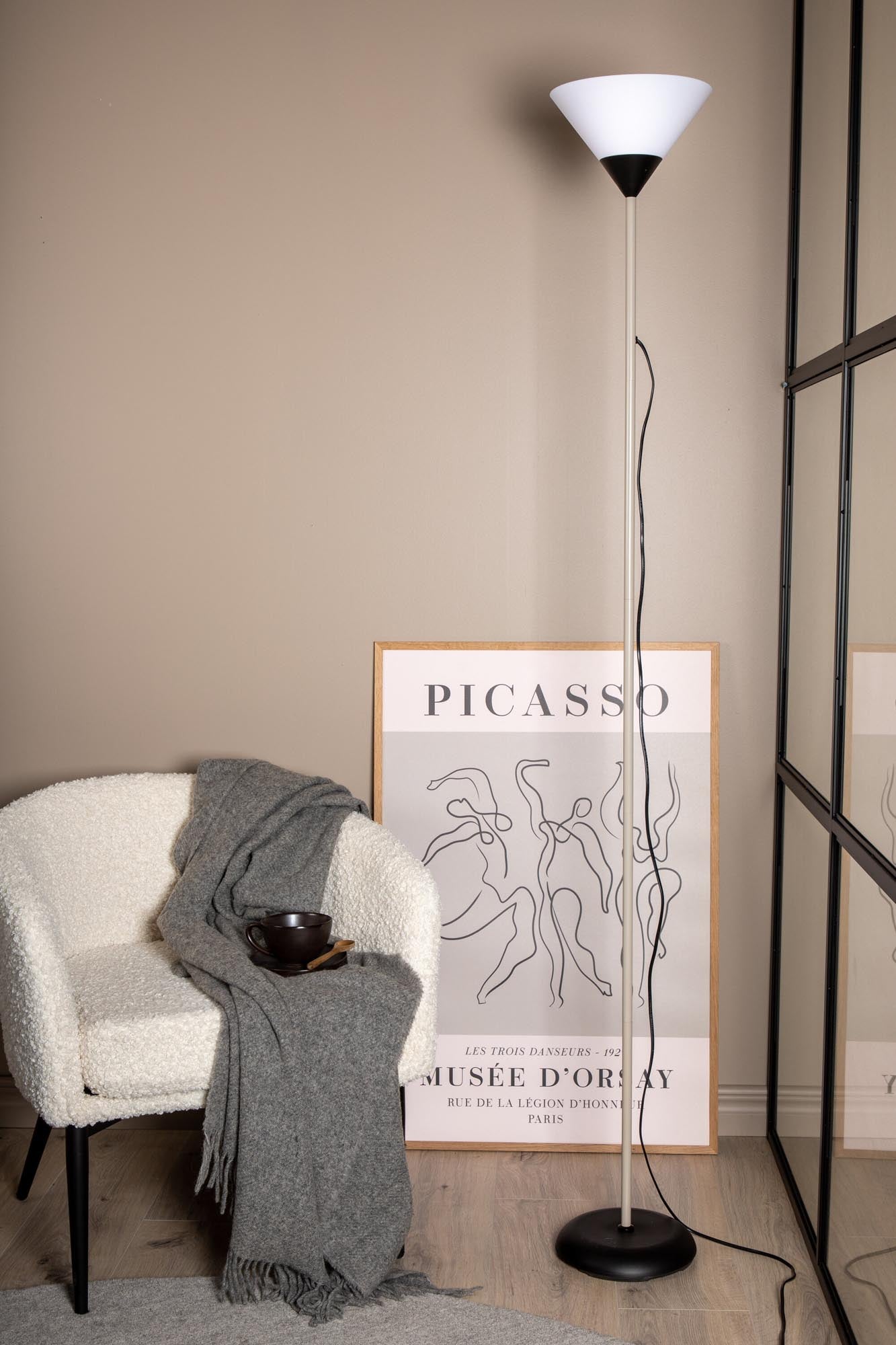 Moderne Batang Stehleuchte von Venture Home in stilvollem Design.