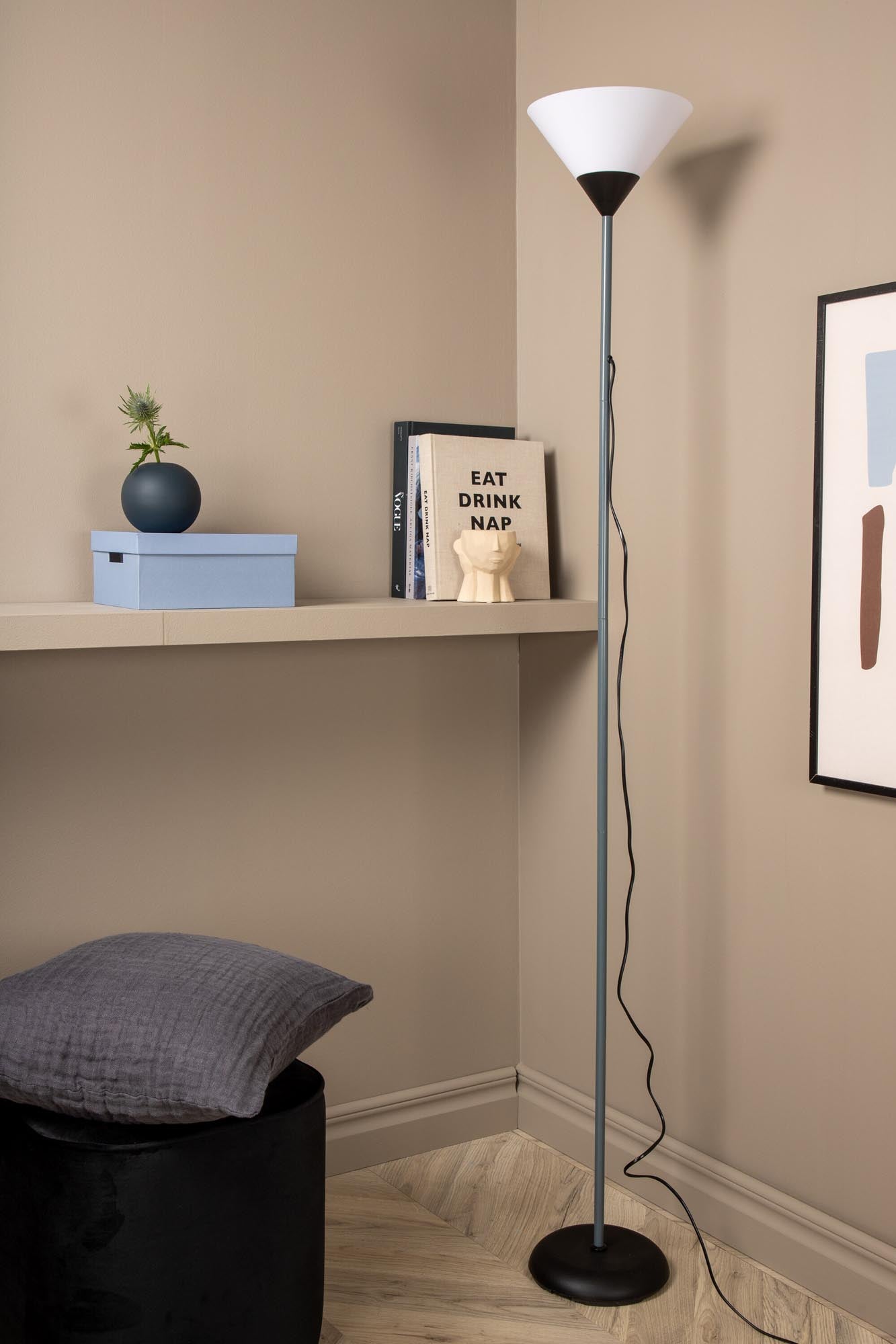 Batang Stehleuchte: Stilvolle Beleuchtung für zeitgemässe Räume.