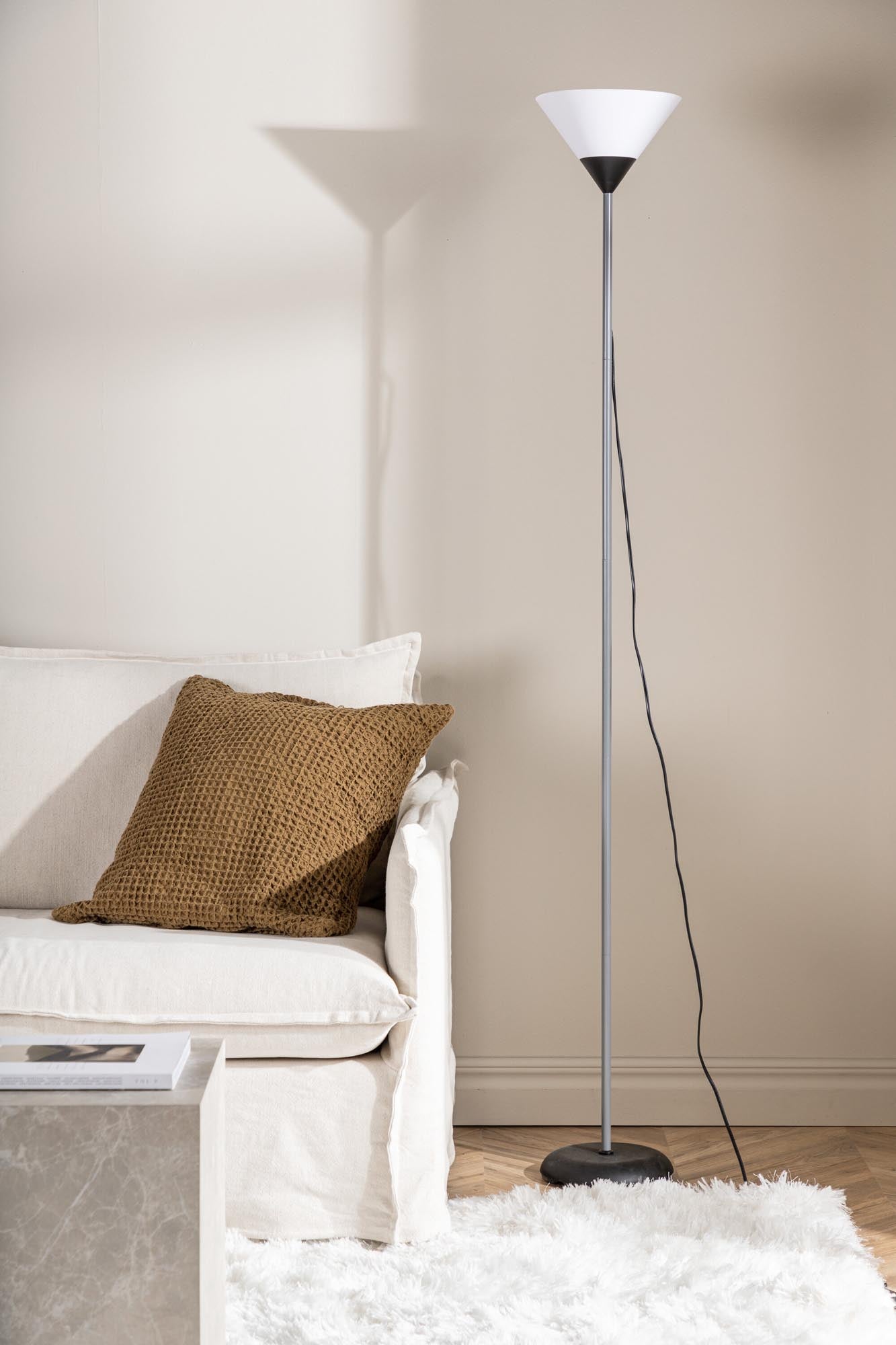 Batang Stehleuchte: Modernes Highlight für stilvolle Wohnräume.