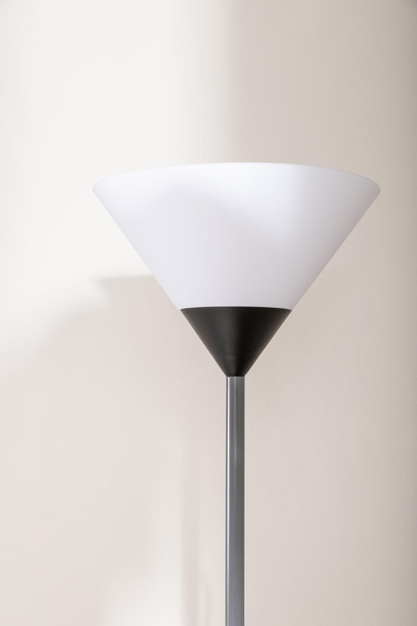 Elegante Batang Stehleuchte von Venture Home: Stilvolles Design, perfekte Lichtverteilung und vielseitig einsetzbar für jedes Zuhause.